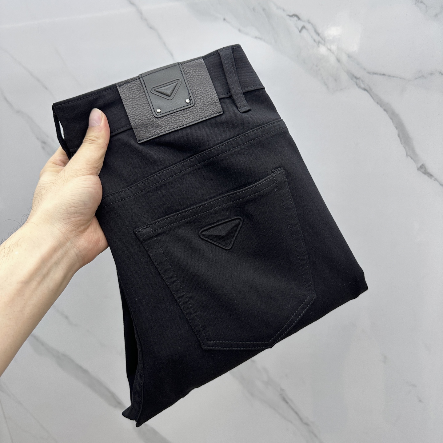 NO:152911,Prada*Prada High-end customization, the latest style of early spring jeans are released simultaneously on the counter. Original customization replica. Customer-supplied hardware and accessories. Original quality. Imported denim fabric heavy-duty washing. Boutique leather brand. Fine workmanship and excellent upper body!  Preferred single product AD original single product Number 28-3837,,prada,prada,jeans,alexander wang19860909Prada*普拉达 高端定制、早春最新款牛仔裤 柜台同步发售 原版定制复刻 客供五金辅料 原单品质 进口牛仔面料重工洗水 精品皮牌 做工走线精细 上身绝佳！优选单品 AD原单出品 码数28-3837,,prada,prada,jeans,alexander wang,Men's clothing