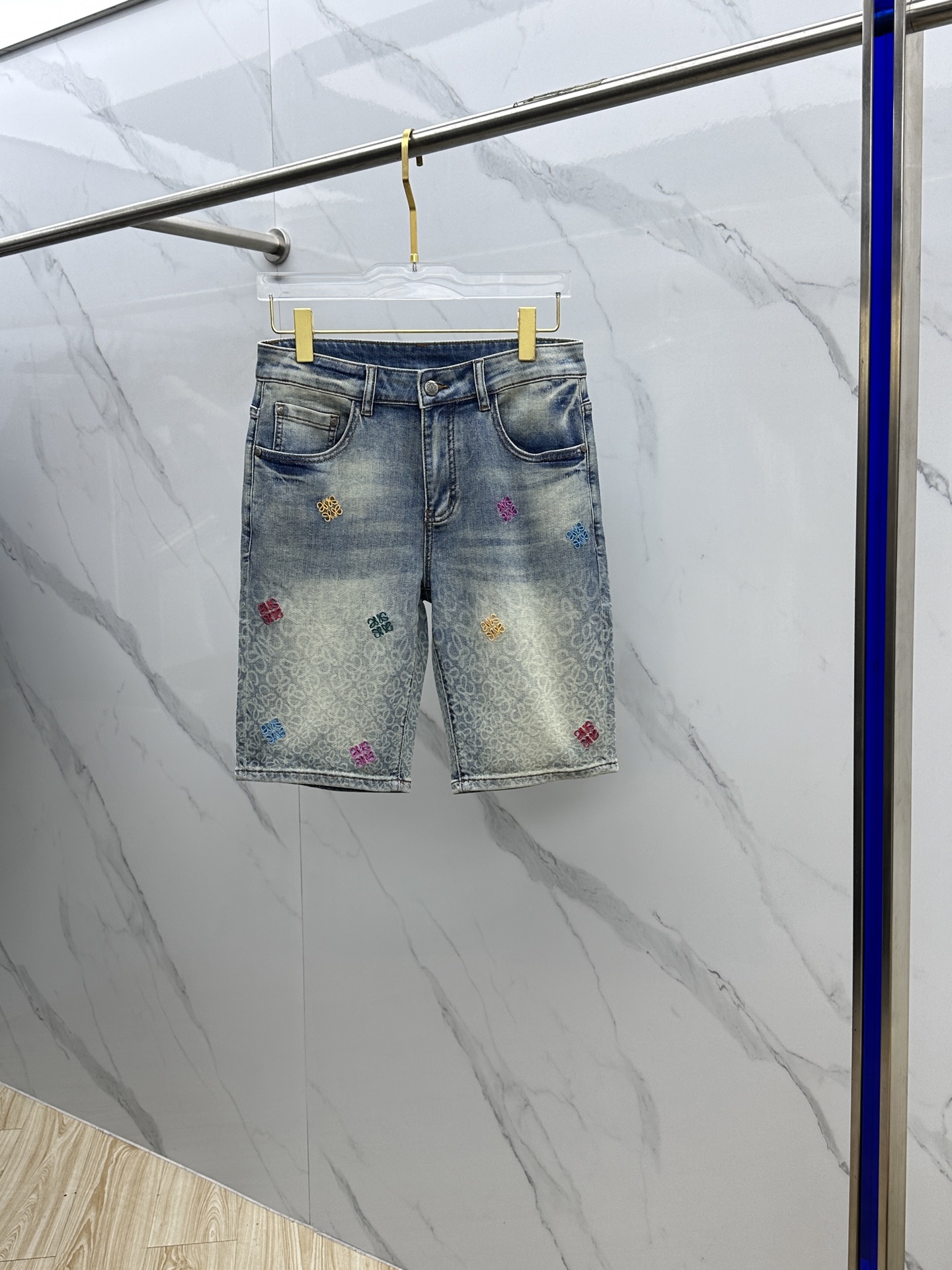 NO:152913,LOEWE* Luo Yiwei High-end customization, the latest style of early spring jeans and shorts are released simultaneously on the counter. Original customization reproduction. Customer-supplied hardware and accessories. Original quality. Imported denim fabric heavy-duty washing. Boutique leather brand. Fine workmanship and excellent upper body!  Preferred single product AD original single product Number of codes 28-36, loewe, loewe, shorts, jeans, alexander wang19860909LOEWE*罗意威 高端定制、早春最新款牛仔裤短裤 柜台同步发售 原版定制复刻 客供五金辅料 原单品质 进口牛仔面料重工洗水 精品皮牌 做工走线精细 上身绝佳！优选单品 AD原单出品 码数28-36,,loewe,loewe,shorts,jeans,alexander wang,Men's clothing