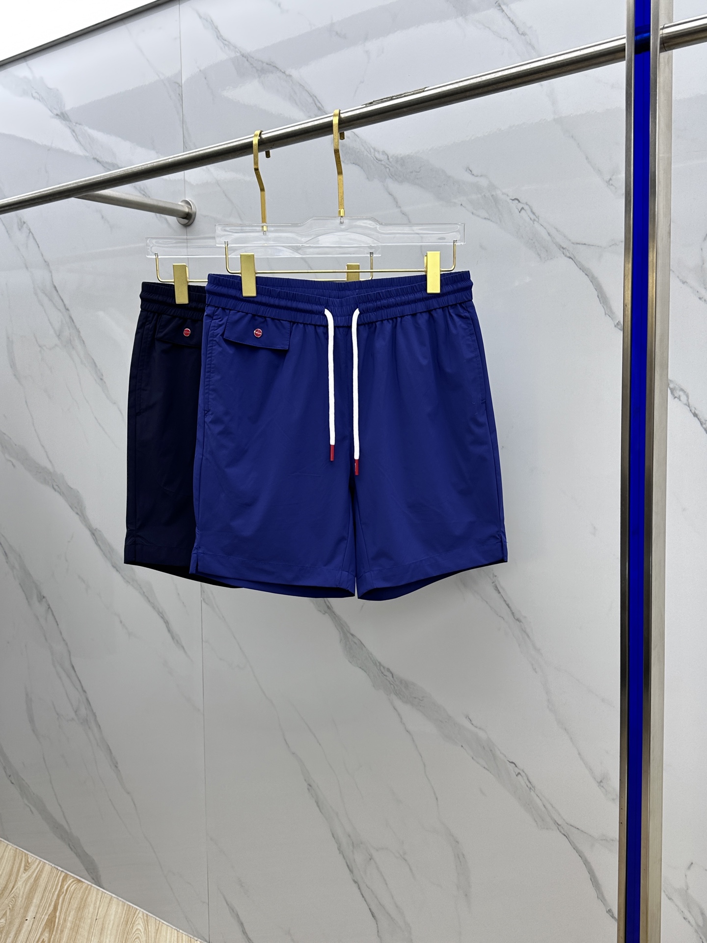 NO:152916,Kiton's new spring and summer quick-dry shorts, classic tones show low-key luxury. The elastic waist and drawstring design take into account comfort and fashion, and can be adjusted as you like. The neat style modifies the leg lines, simple and atmospheric. The exquisite brand logo reveals the brand style in a low-key manner, whether it is a casual T-shirt walking on the street or wearing it during sports, it can show a unique fashion attitude and excellent quality. Both home travel and surfing are available. Se Size M-3XL, shorts,tees, t-shirt, alexander wang19860909Kiton 春夏新品速干短裤,经典色调彰显低调奢华.松紧腰头搭配抽绳设计,兼顾舒适与时尚,可随心调节.利落的版型,修饰腿部线条,简约又大气.精致的品牌标识logo低调中透露品牌格调,无论是搭配休闲T恤漫步街头,还是运动时穿着,都能展现出独特的时尚态度与卓越品质.居家旅游冲浪兼备 se 尺码M-3XL,,shorts,tees，t-shirt,alexander wang,Men's clothing