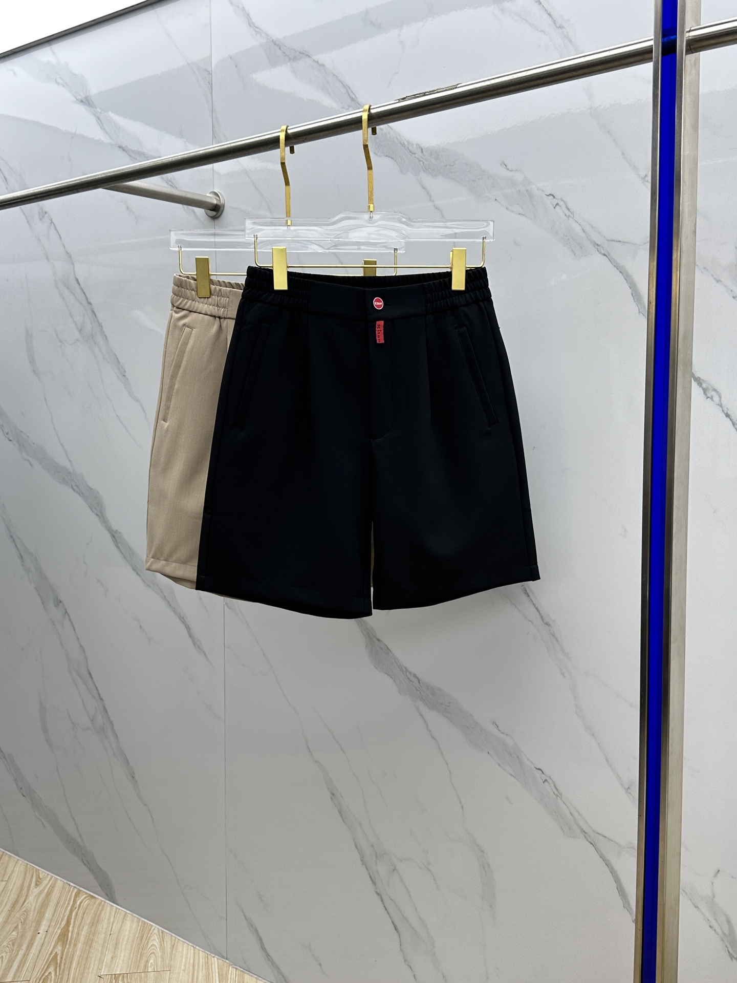 NO:152920,Kiton's new men's suit shorts in spring and summer, the most casual and unfair fashion aesthetics, and the full line feels highlight the height of modern fashion aesthetics. The original pants are casual and versatile, casual and lazy, high-end and customized fabrics, customized craftsmanship, and comfortable. High-end and atmospheric, and can match all T-shirts. Se code M-3XL, shorts,tees, t-shirt, business suit, alexander wang19860909Kiton 春夏季新款男士西装短裤,最休闲恶时尚美学,饱满的线条感凸显出现代时尚美学的高度.原版裤型上身休闲百搭、随性慵懒范,高级定制面料,订制工艺 舒适感爆棚.高端大气,可通搭一切T恤.Se 码数M-3XL,,shorts,tees，t-shirt,business suit,alexander wang,Men's clothing