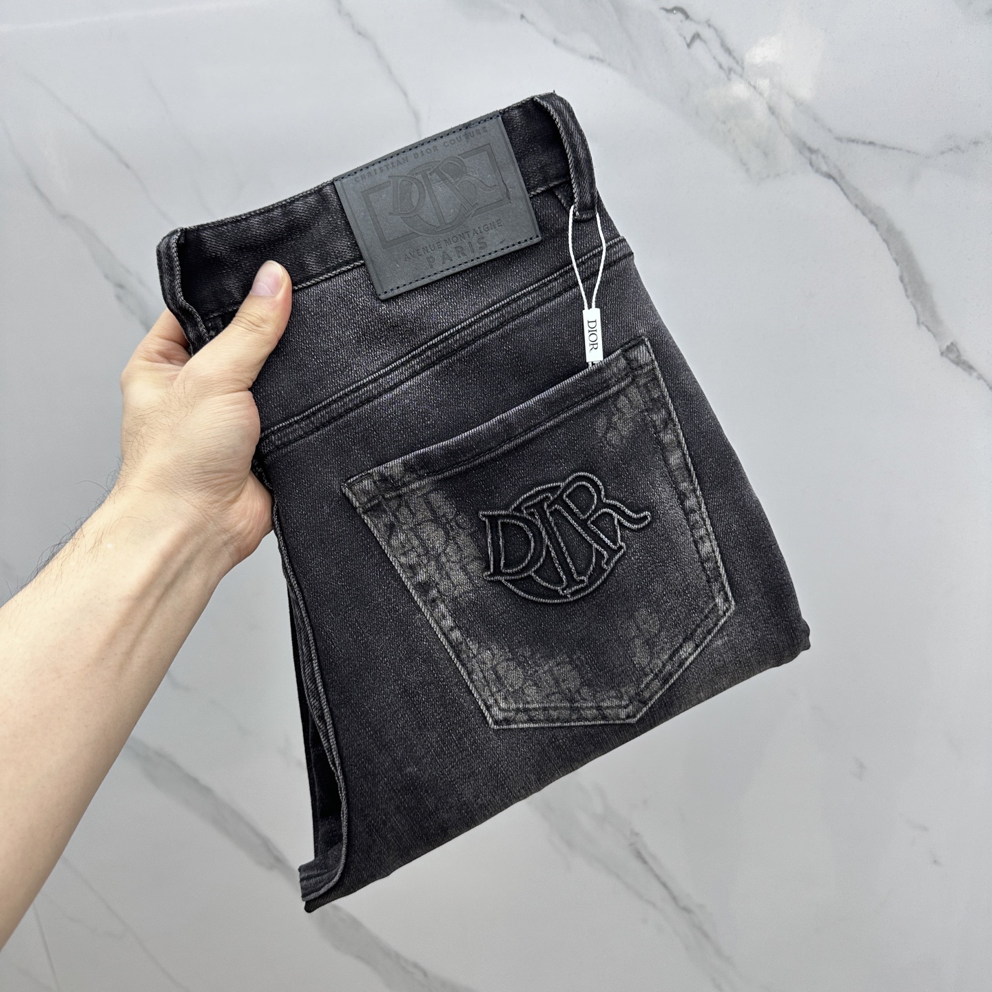 NO:152927,Dior*Dior High-end customization, the latest small straight-leg jeans in early spring are sold simultaneously at the counter. Imported color fixing fabrics, micro-spreads, original custom reproduction, customer-supplied hardware and auxiliary materials, original quality, heavy industry washing, fine workmanship and excellent upper body!  The original three standards are complete, and the preferred items must be kept. A10 numbers 30-38 without 35.37,,dior,dior,jeans,alexander wang19860909Dior*迪奥 高端定制、早春最新款小直筒牛仔裤 柜台同步发售 进口固色面料 微弹 原版定制复刻 客供五金辅料 原单品质 重工洗水 做工走线精细 上身绝佳！原版三标齐全,优选单品 必须自留 A10 码数30-38无35.37,,dior,dior,jeans,alexander wang,Men's clothing