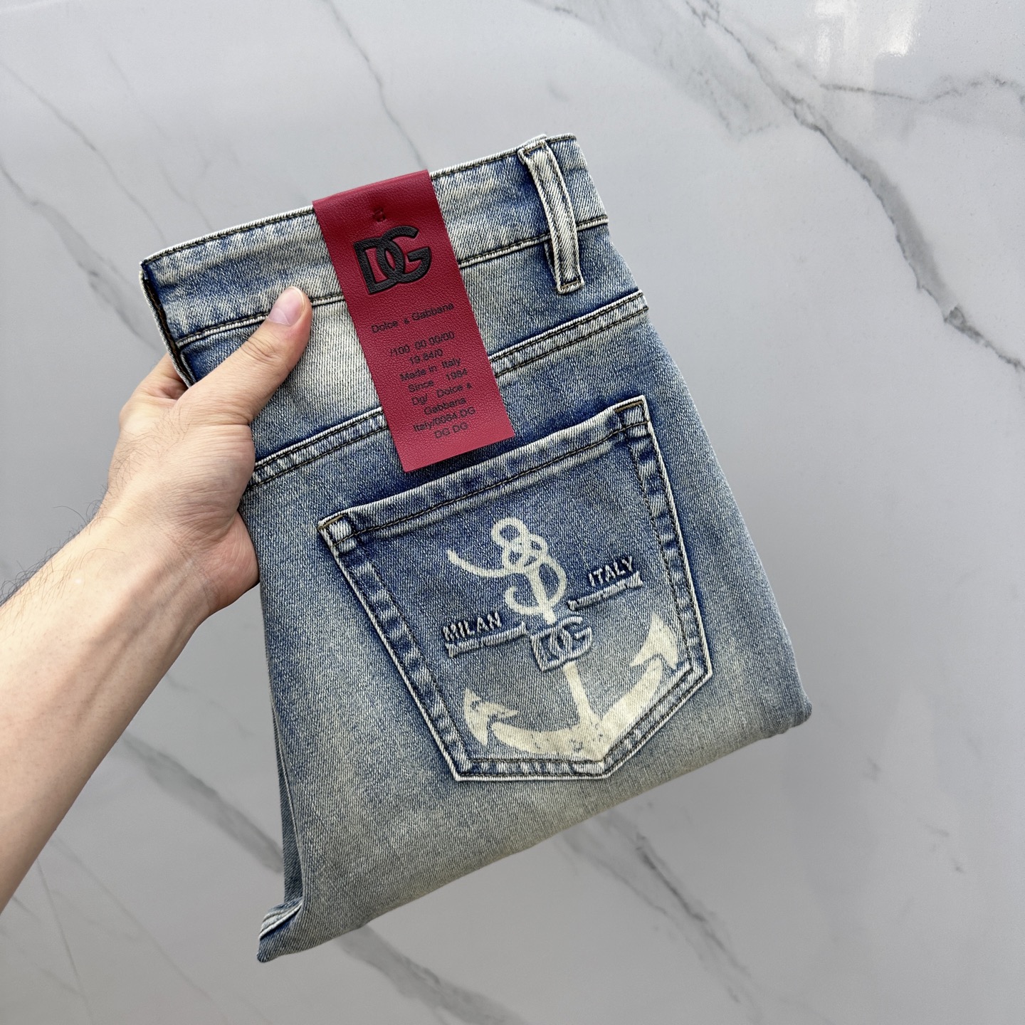 NO:152930,dG*Dougabanna High-end customization, the latest small straight jeans in early spring, are available at the counter simultaneously, imported color fixing fabric, micro-spin, original custom reproduction, customer-supplied hardware and auxiliary materials, original quality, heavy industry washing, fine workmanship and excellent upper body!  The original three standards are complete, and the preferred items must be kept. A10 numbers 30-38 without 35.37, Dolce&Gabbana, Dolce&Gabbana, jeans, alexander wang19860909dG*杜嘉班纳 高端定制、早春最新款小直筒牛仔裤 柜台同步发售 进口固色面料 微弹 原版定制复刻 客供五金辅料 原单品质 重工洗水 做工走线精细 上身绝佳！原版三标齐全,优选单品 必须自留 A10 码数30-38无35.37,,Dolce&Gabbana,Dolce&Gabbana,jeans,alexander wang,Men's clothing