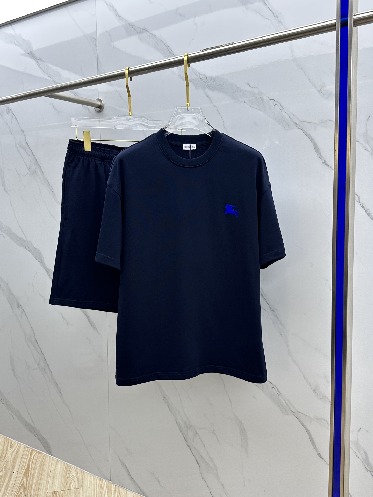 NO:152914,Burberry* Burberry's latest spring and summer suit, men's and women's styles. Trading company channels are rare and it is released on the official website at the same time!  Basically, it will have its back every season, and I look forward to the performances of all trendy men and women!  This model is made of top-grade pure cotton washing water materials!  It is hard to pick on whether it is skin-friendly or breathable when worn in close-fitting!  The upper body looks very white and supports the complexion of the skin!  Loose style cut, both men and women can easily match your own fashionable and high-end outfit!  ET Size XS-L, Burberry, Burberry, Alexander wang19860909Burberry*巴宝莉 春夏最新款套装,男女款 贸易公司渠道稀出,同步官网发售！基本每一季都会有它的背影所在,期待着所有潮男潮女们的演绎！此款选用客供顶级纯棉洗水材质打造！贴身穿着亲肤感与透气性都无法挑剔！上身非常的显白承托肤色！宽松版型裁剪,无论男女皆可轻松搭配出属于自我的时尚高级穿搭！ET 尺码XS-L,,burberry,burberry,alexander wang,Men's clothing