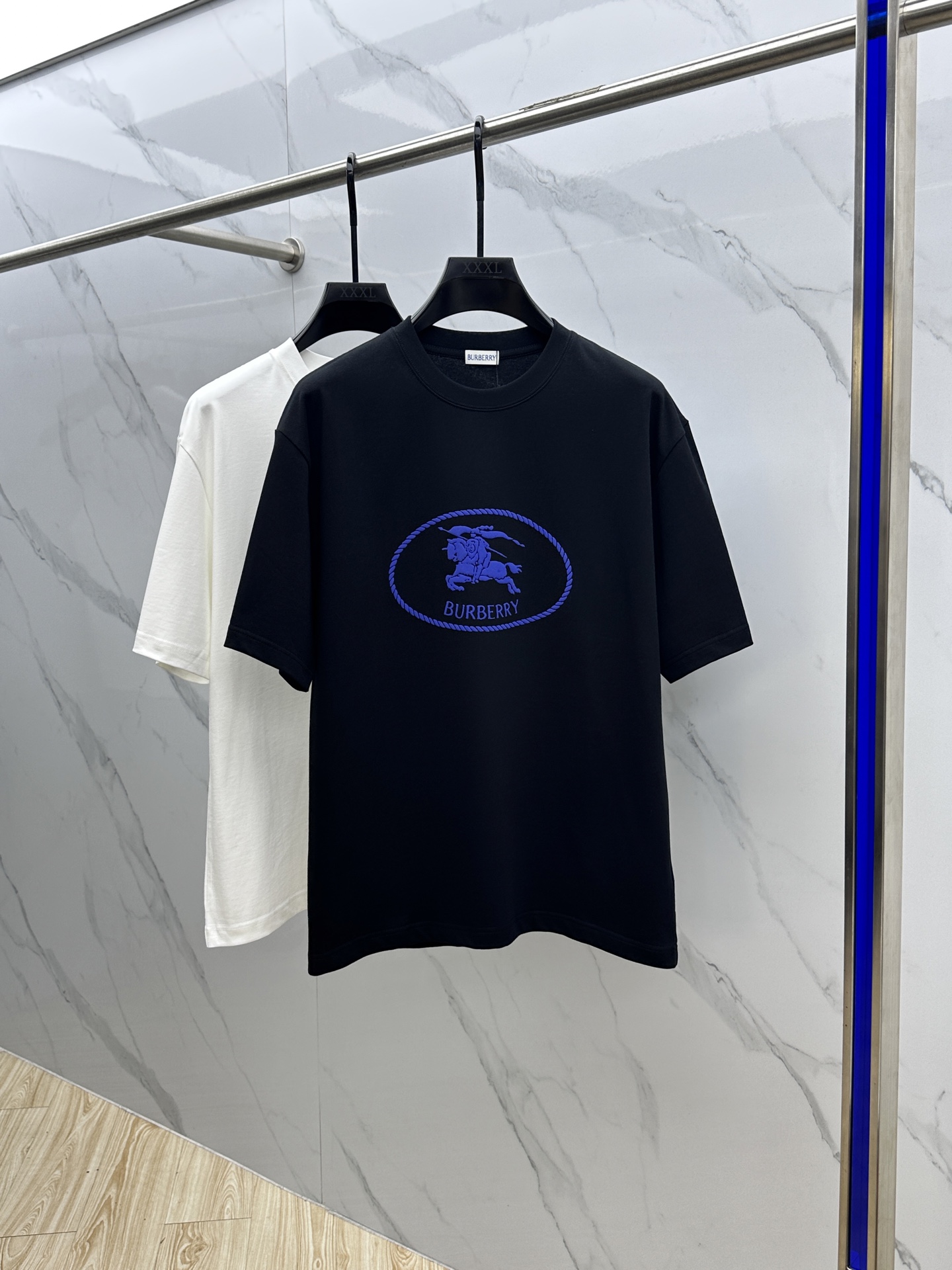 NO:152926,BUR* Burberry FW spring and summer new round neck bottoming T-shirt, three-dimensional logo, micro-contour half-sleeved cotton base, soft and tough. Processing, toughness and wrinkle resistance have been greatly improved. The micro-contour tailoring is very well-placed, and the chest logo technology is extremely recognizable. A must-have item for single-wearing base. The same model for men and women, xh, digits, M-XXL, burberry, burberry, tees, t-shirt, alexander wang19860909BUR*巴宝莉 FW春夏新品圆领打底外穿T恤,立体感logo微廓形半袖纯棉打底,手感面糯有骨感,柔而有韧性.工艺处理,韧性和抗皱性能得到大幅度提高.微廓形剪裁很到位,胸前logo工艺,辨识度极高.单穿打底必备单品. 男女同款xh 码数M-XXL,,burberry,burberry,tees，t-shirt,alexander wang,Men's clothing