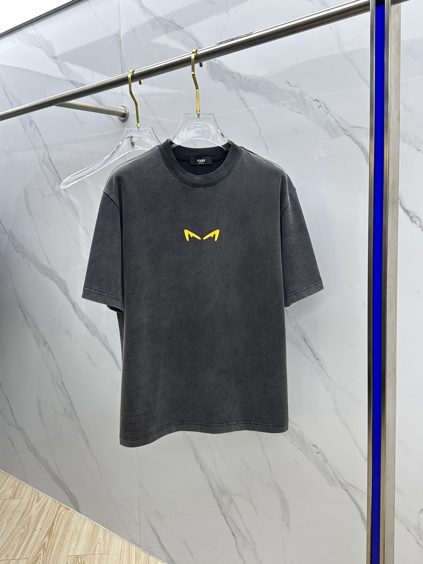 NO:152929,Fendi*Fendi FW spring and summer new round neck bottoming T-shirt, three-dimensional logo micro-contour half-sleeved pure cotton base, the feel is glutinous and skinny, soft and tough. The process, toughness and wrinkle resistance have been greatly improved. The micro-contour tailoring is very well-placed, and the chest logo technology is extremely recognizable. A must-have item for single-wearing base. The same model for men and women xh number M-XXL,,fendi,fendi,tees, t-shirt,alexander wang19860909Fendi*芬迪 FW春夏新品圆领打底外穿T恤,立体感logo微廓形半袖纯棉打底,手感面糯有骨感,柔而有韧性.工艺处理,韧性和抗皱性能得到大幅度提高.微廓形剪裁很到位,胸前logo工艺,辨识度极高.单穿打底必备单品. 男女同款xh 码数M-XXL,,fendi,fendi,tees，t-shirt,alexander wang,Men's clothing