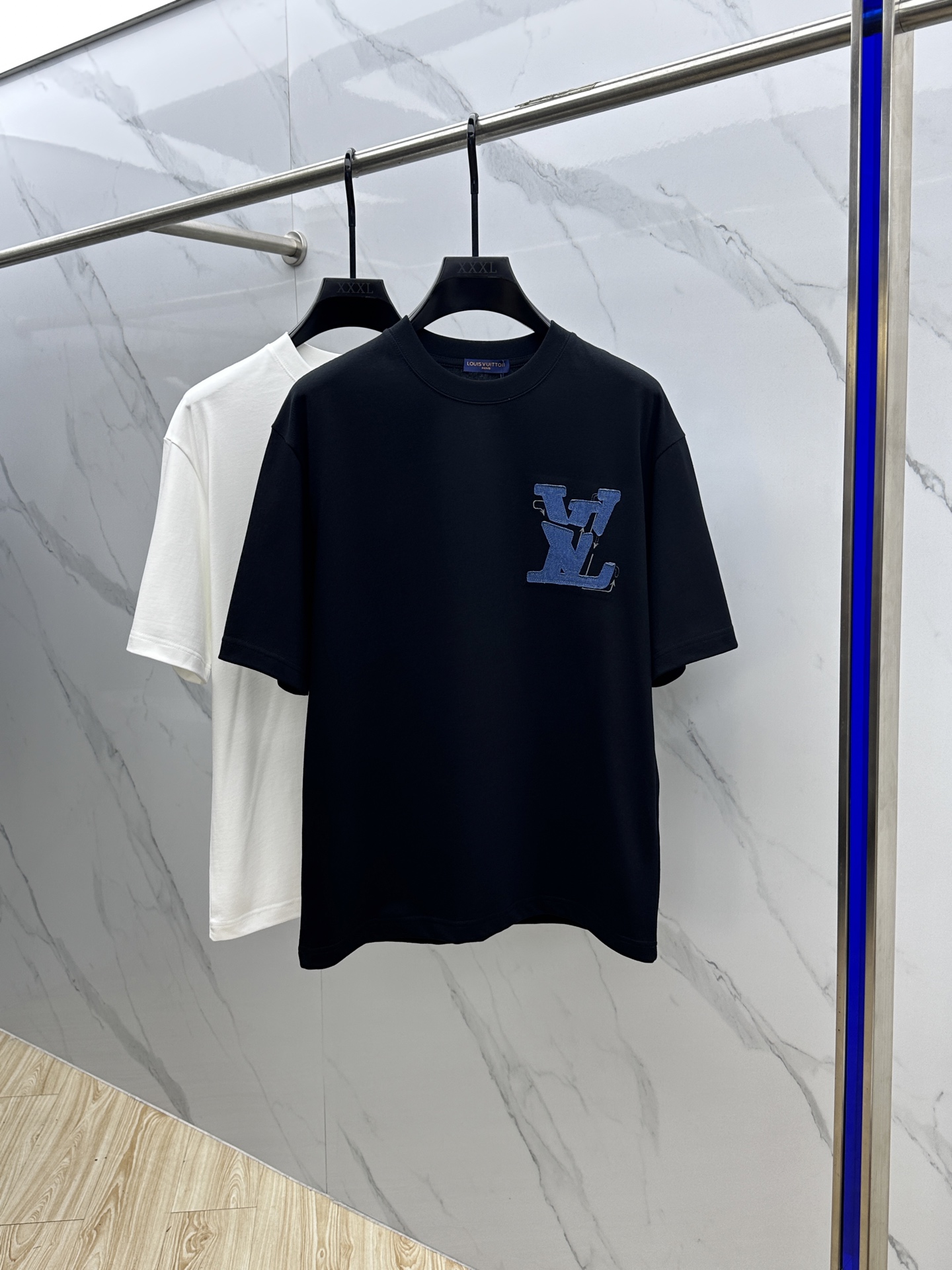 NO:155702,1V* Louis Vuitton 2025FW spring and summer new round neck base with T-shirt, three-dimensional logo micro-contour half-sleeved cotton base, the feel is glutinous and skinny, soft and tough. The process, toughness and wrinkle resistance have been greatly improved. The micro-contour tailoring is very well-equipped, and the chest logo embroidery process is extremely recognizable. A must-have item for single-wearing base. The same model for men and women xh number M-XXL,,louis vuitton,tees, t-shirt, alexander wang198609091V*路易威登 2025FW春夏新品圆领打底外穿T恤,立体感logo微廓形半袖纯棉打底,手感面糯有骨感,柔而有韧性.工艺处理,韧性和抗皱性能得到大幅度提高.微廓形剪裁很到位,胸前logo刺绣工艺,辨识度极高.单穿打底必备单品. 男女同款xh 码数M-XXL,,louis vuitton,tees，t-shirt,alexander wang,Men's clothing