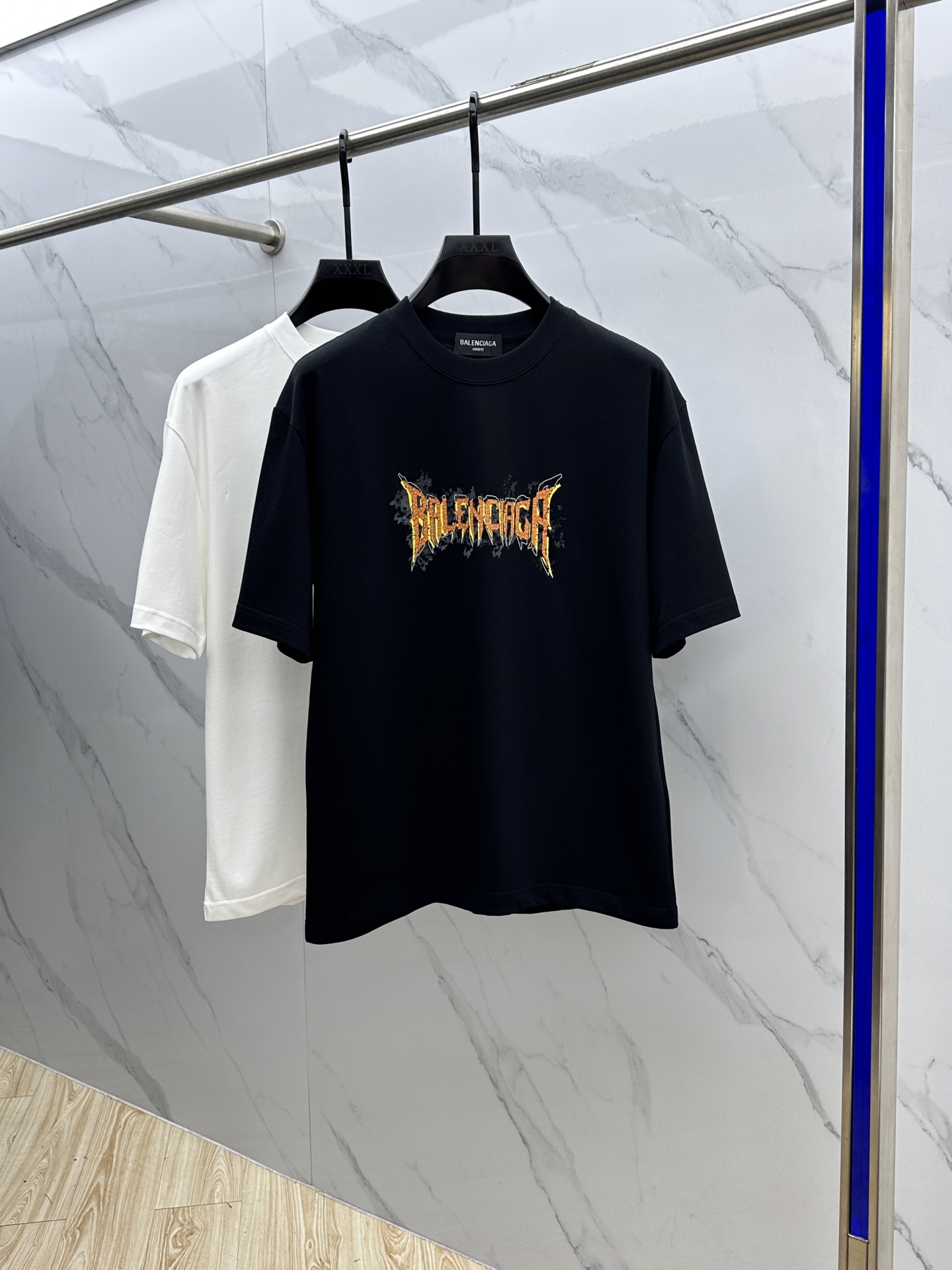 NO:155712,Balenciag*Paris 2025FW spring and summer new round neck slightly wide base-fitting T-shirt, three-dimensional logo jacquard full of print, the feel is glutinous and skinny, soft and tough. The process, toughness and wrinkle resistance have been greatly improved. The tailoring is very good and the recognition is very high. A must-have item for single-wear base. The same model for men and women xh codes M-XXL,,balenciaga,tees, t-shirt,alexander wang19860909Balenciag*巴黎 2025FW春夏新品圆领微阔打底外穿T恤,立体logo提花满印,手感面糯有骨感,柔而有韧性.工艺处理,韧性和抗皱性能得到大幅度提高.剪裁很到位,辨识度极高.单穿打底必备单品. 男女同款xh 码数M-XXL,,balenciaga,tees，t-shirt,alexander wang,Men's clothing