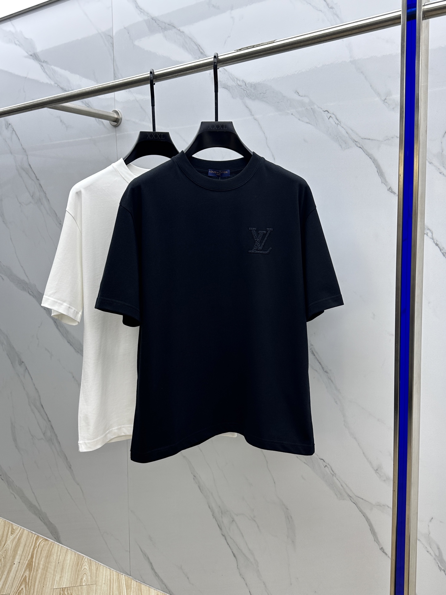 NO:155675,1V* Louis Vuitton 2025FW spring and summer new round neck slightly wide base wear T-shirt, three-dimensional logo jacquard full of print, the feel is glutinous and skinny, soft and tough. The process, toughness and wrinkle resistance have been greatly improved. The tailoring is very good and the recognition is very high. A must-have item for single-wear base wear. The same model for men and women xh code M-XXL,,louis vuitton,tees, t-shirt, alexander wang198609091V*路易威登 2025FW春夏新品圆领微阔打底外穿T恤,立体logo提花满印,手感面糯有骨感,柔而有韧性.工艺处理,韧性和抗皱性能得到大幅度提高.剪裁很到位,辨识度极高.单穿打底必备单品. 男女同款xh 码数M-XXL,,louis vuitton,tees，t-shirt,alexander wang,Men's clothing