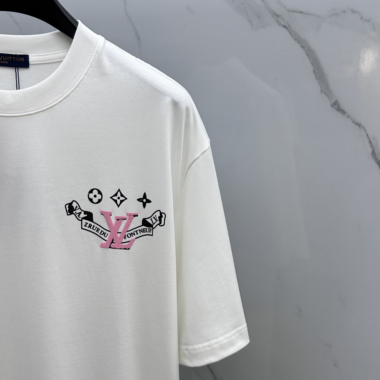  🆕1V*路易威登 2025FW春夏新品圆领微阔打底外穿T恤，立体logo提花满印，手感面糯有骨感，柔而