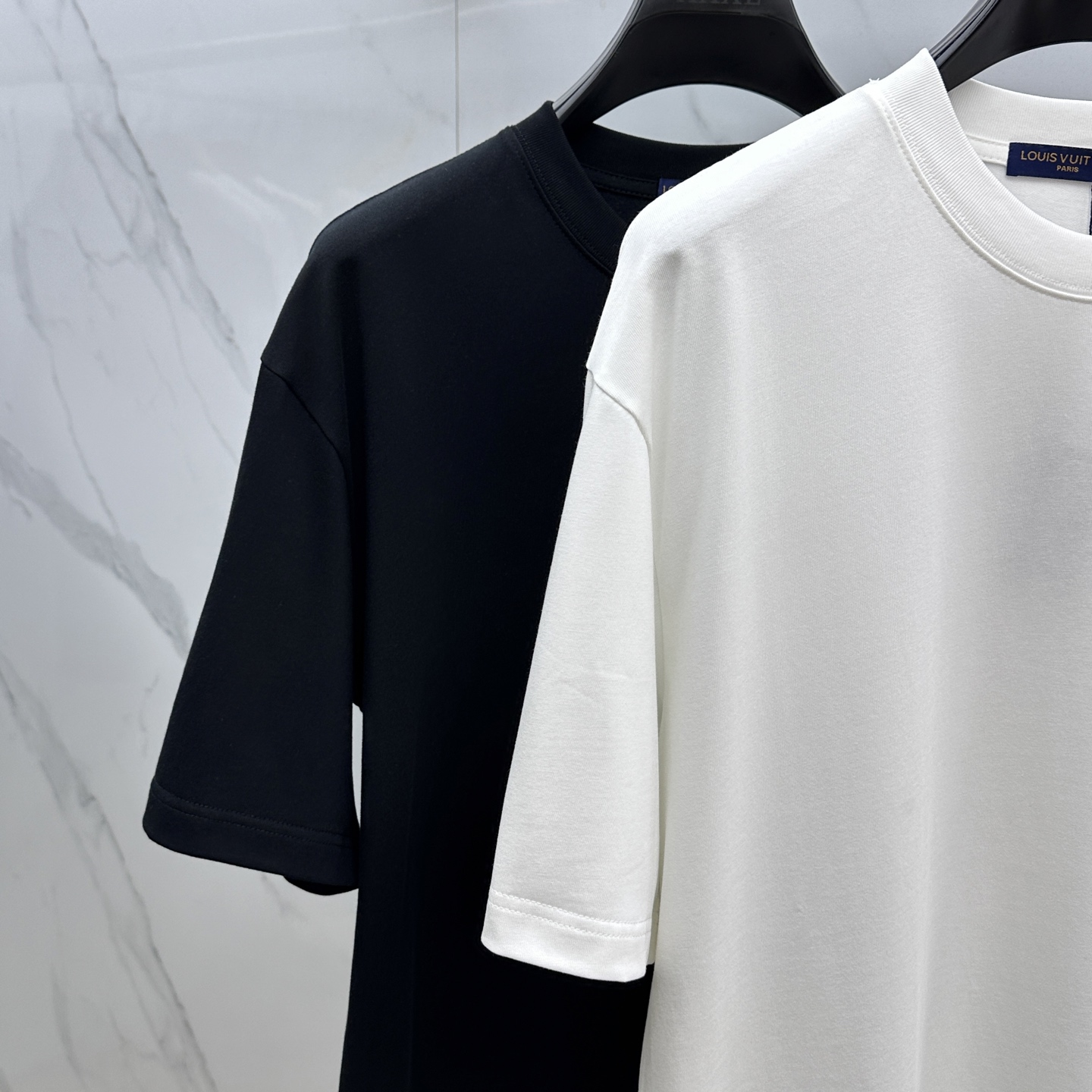  🆕1V*路易威登 2025FW春夏新品圆领微阔打底外穿T恤，立体logo提花满印，手感面糯有骨感，柔而