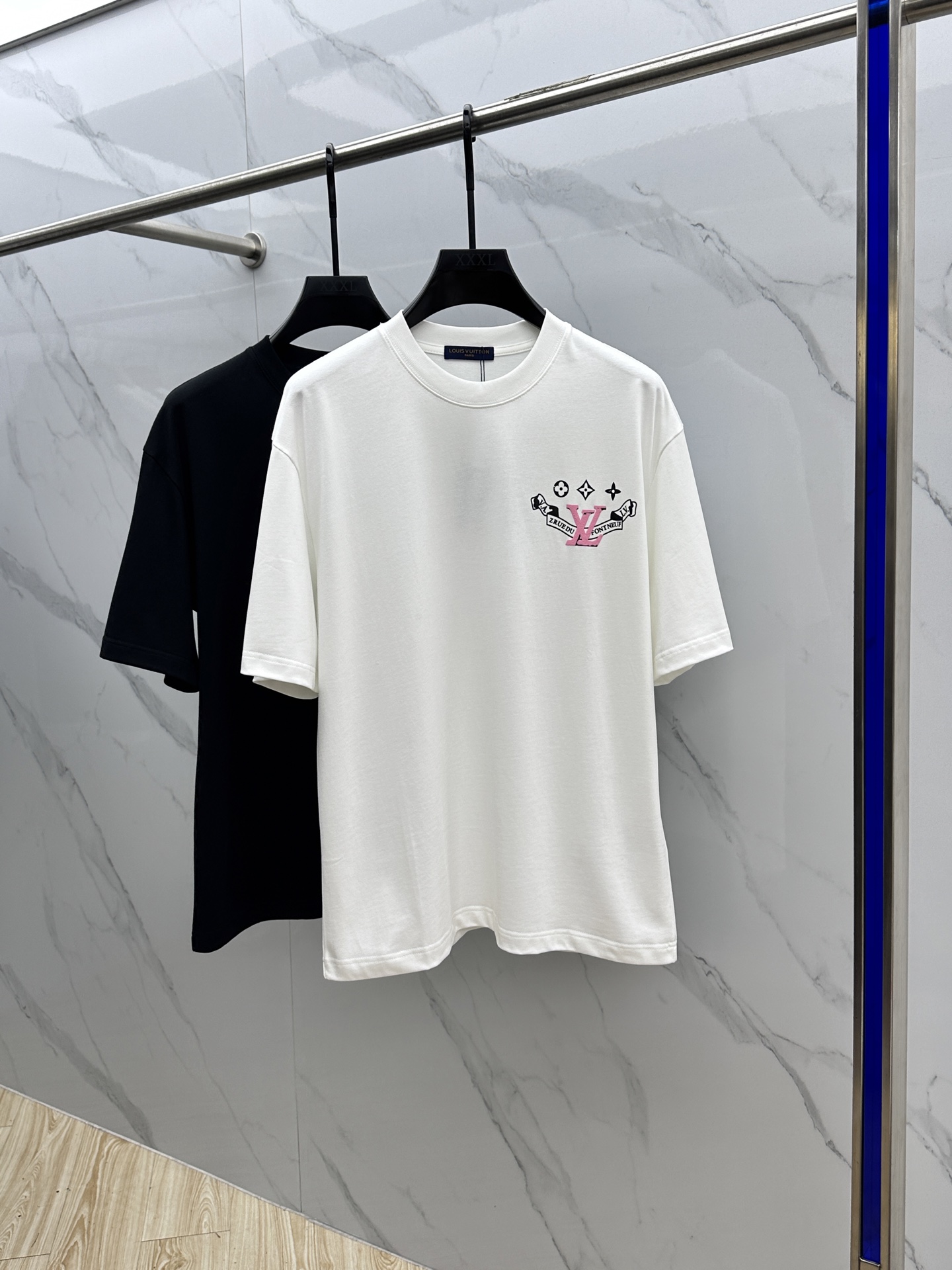  🆕1V*路易威登 2025FW春夏新品圆领微阔打底外穿T恤，立体logo提花满印，手感面糯有骨感，柔而