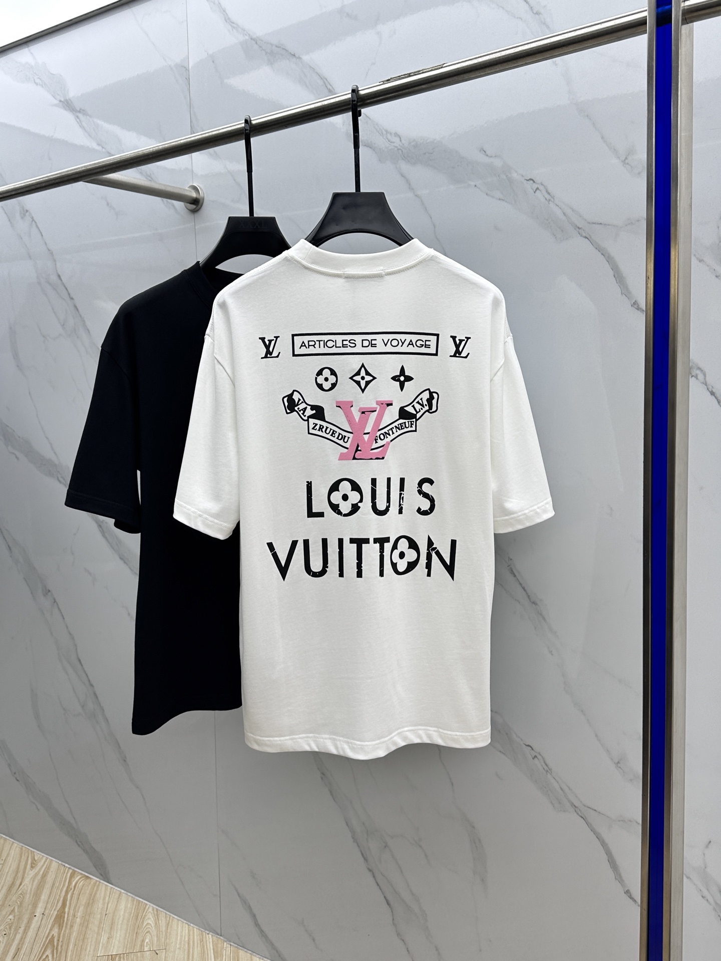  🆕1V*路易威登 2025FW春夏新品圆领微阔打底外穿T恤，立体logo提花满印，手感面糯有骨感，柔而