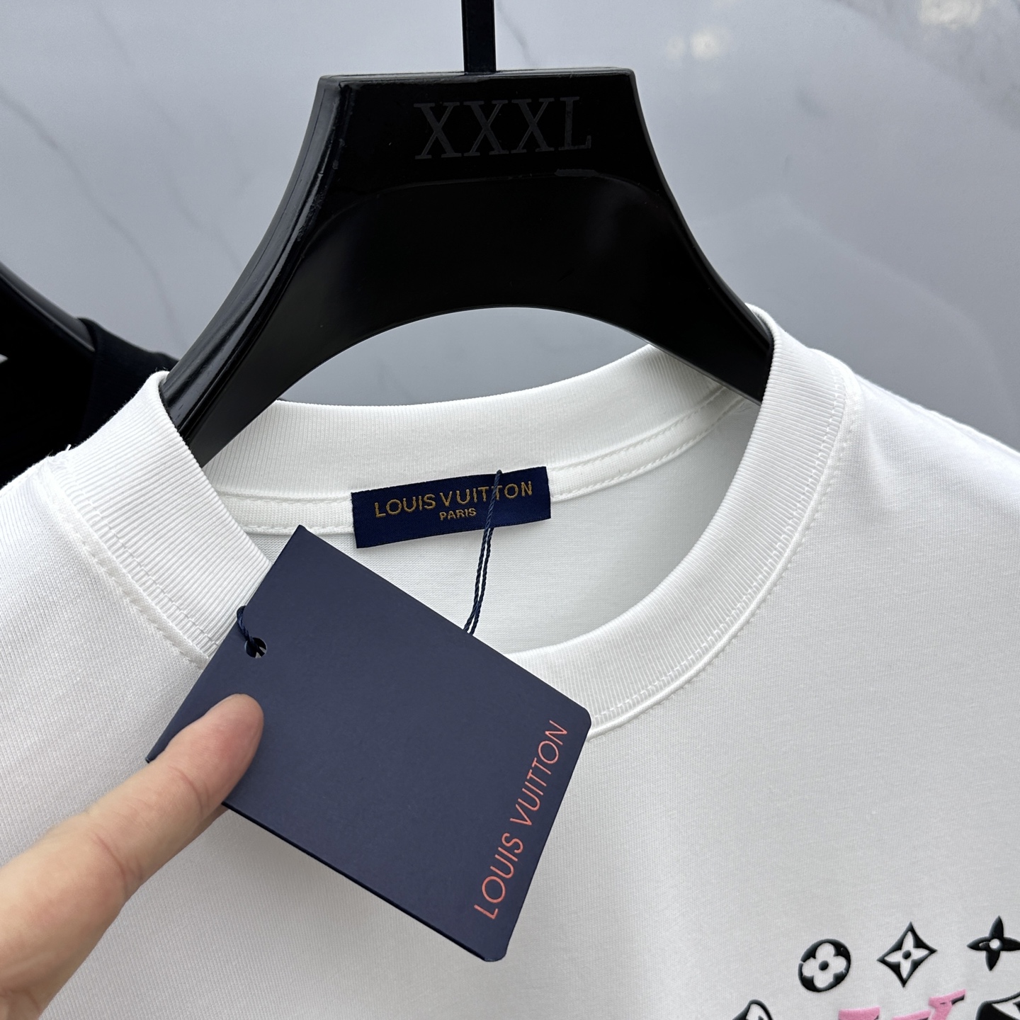  🆕1V*路易威登 2025FW春夏新品圆领微阔打底外穿T恤，立体logo提花满印，手感面糯有骨感，柔而