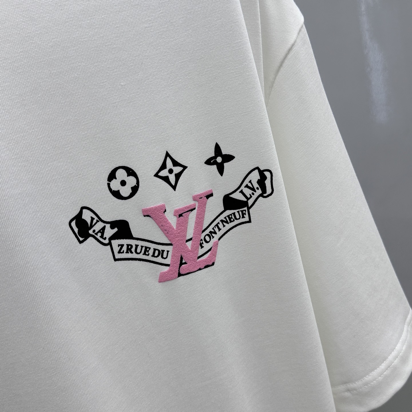  🆕1V*路易威登 2025FW春夏新品圆领微阔打底外穿T恤，立体logo提花满印，手感面糯有骨感，柔而