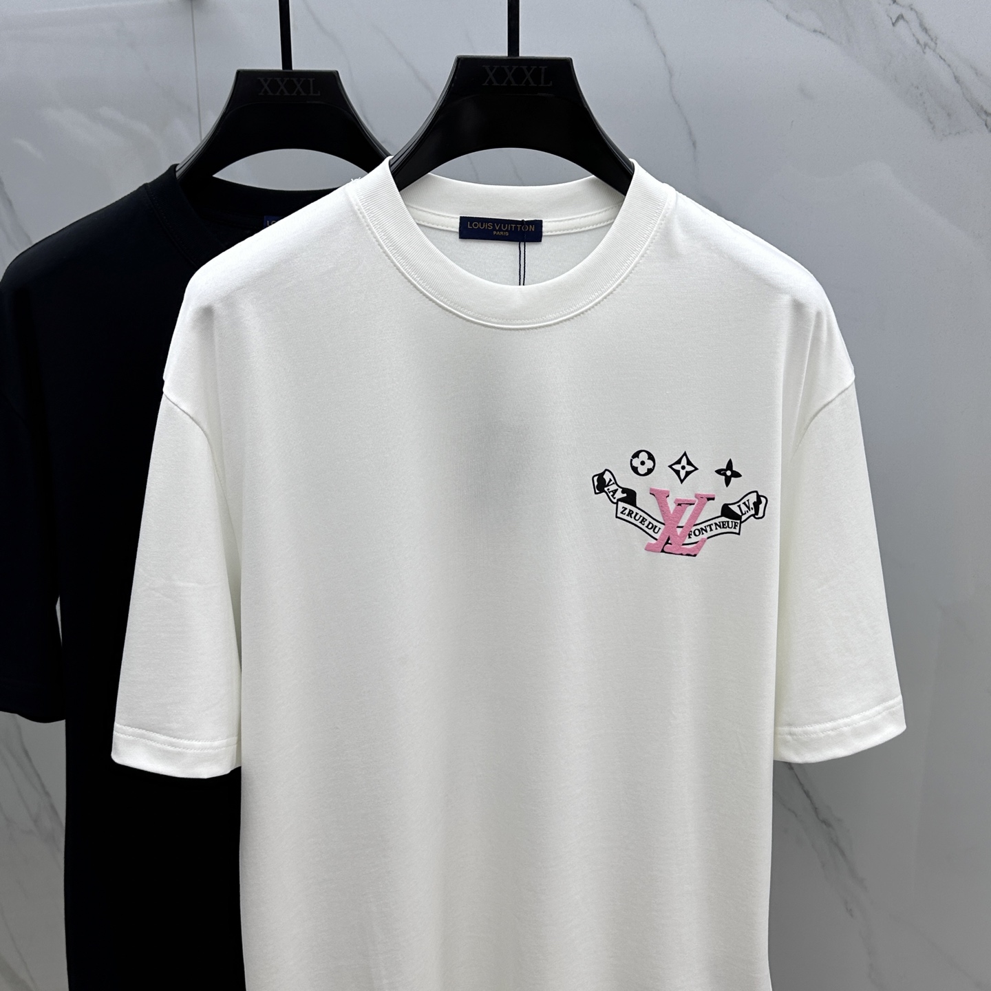  🆕1V*路易威登 2025FW春夏新品圆领微阔打底外穿T恤，立体logo提花满印，手感面糯有骨感，柔而