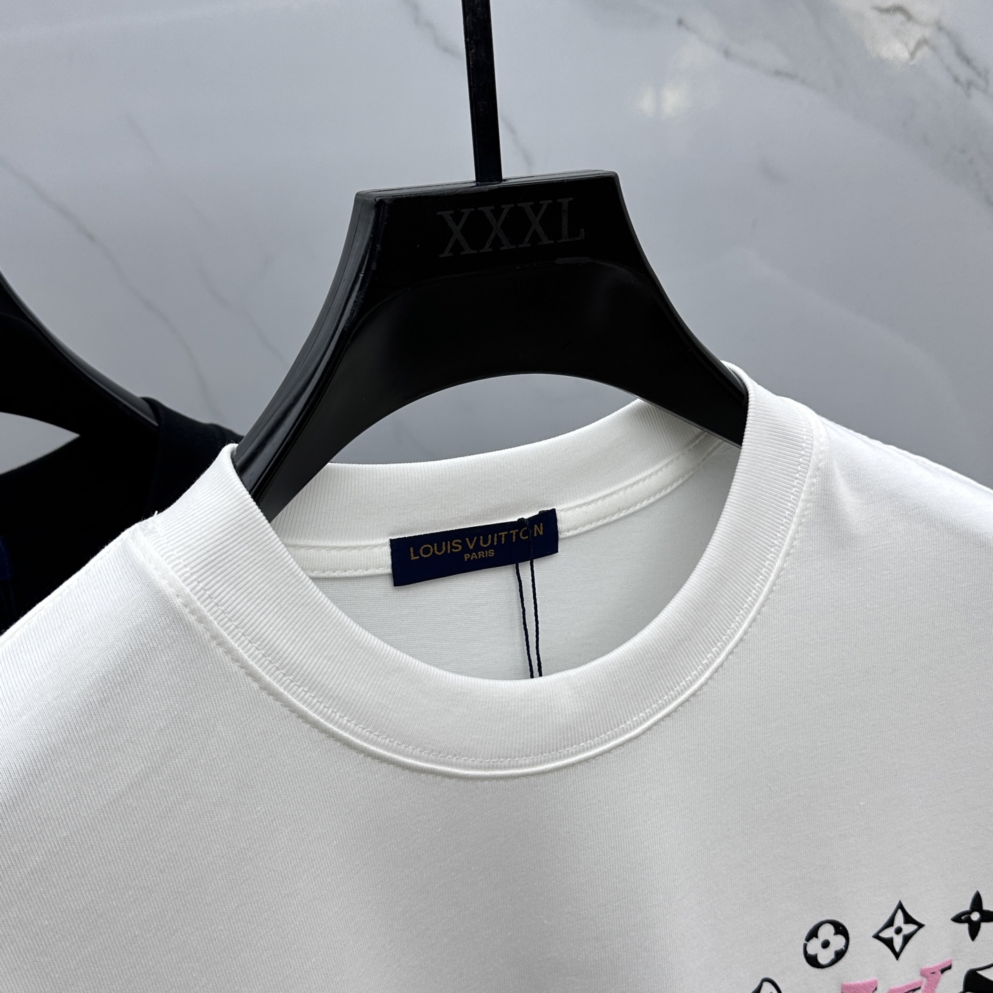  🆕1V*路易威登 2025FW春夏新品圆领微阔打底外穿T恤，立体logo提花满印，手感面糯有骨感，柔而