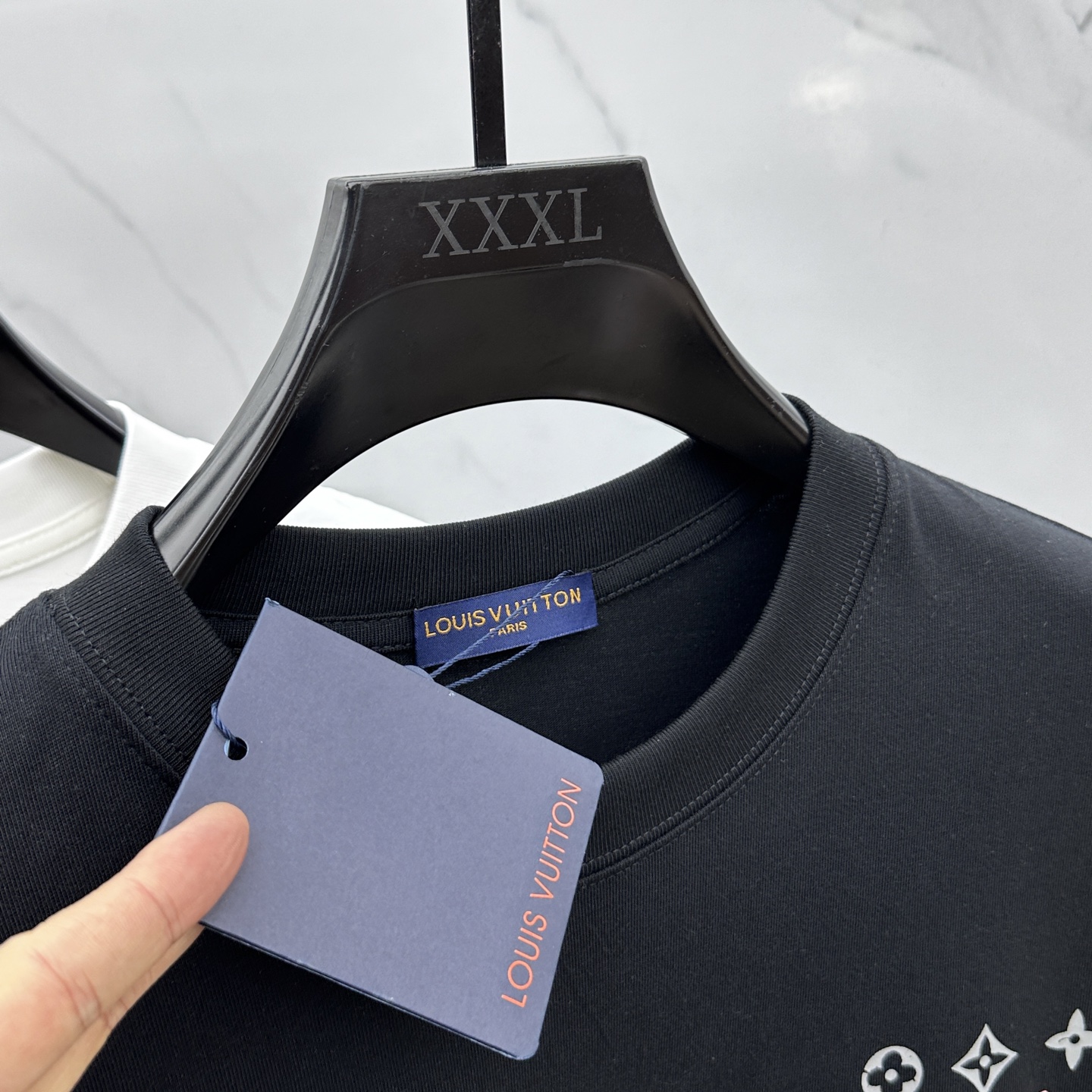  🆕1V*路易威登 2025FW春夏新品圆领微阔打底外穿T恤，立体logo提花满印，手感面糯有骨感，柔而