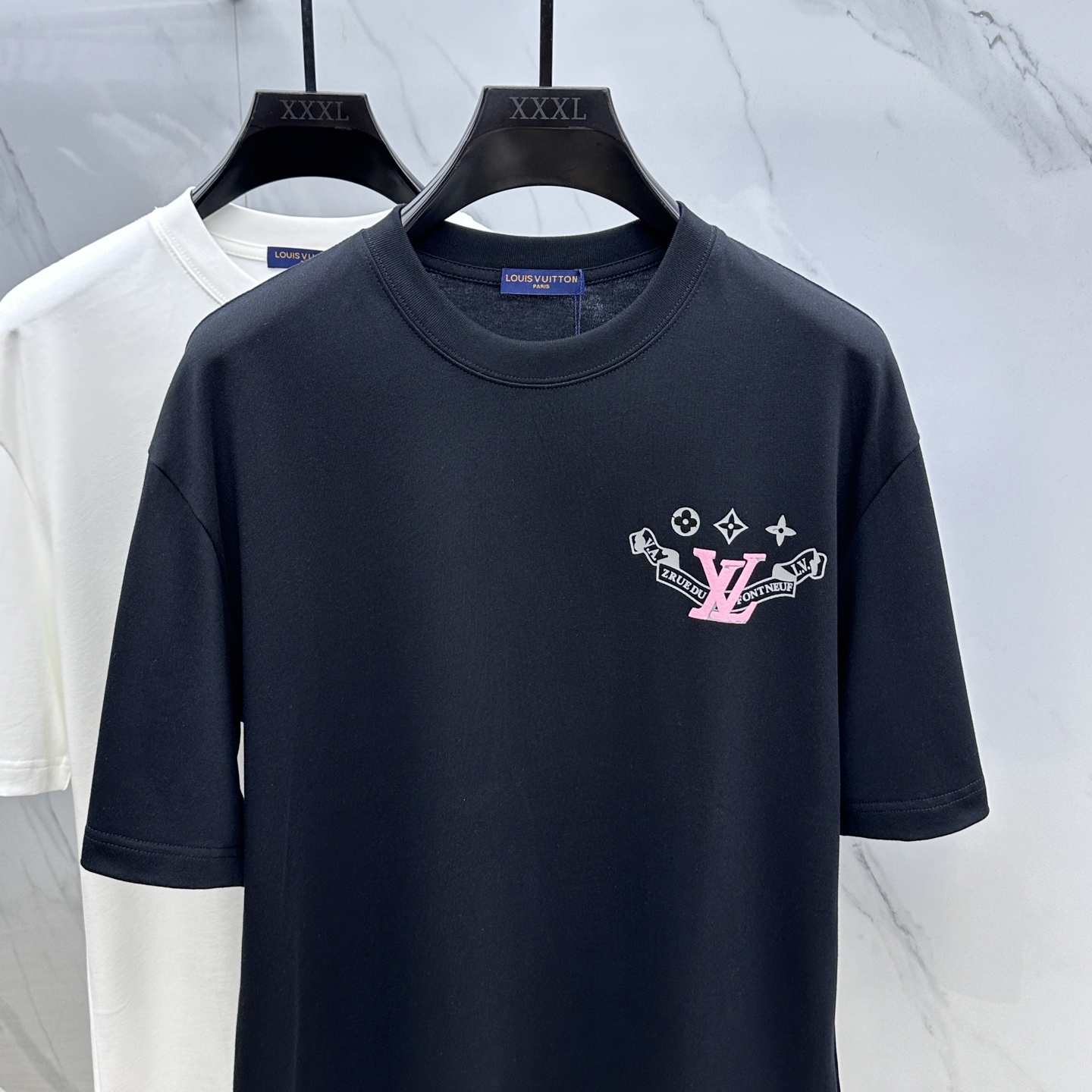  🆕1V*路易威登 2025FW春夏新品圆领微阔打底外穿T恤，立体logo提花满印，手感面糯有骨感，柔而