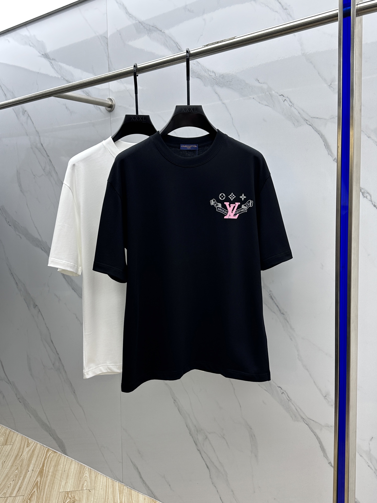  🆕1V*路易威登 2025FW春夏新品圆领微阔打底外穿T恤，立体logo提花满印，手感面糯有骨感，柔而