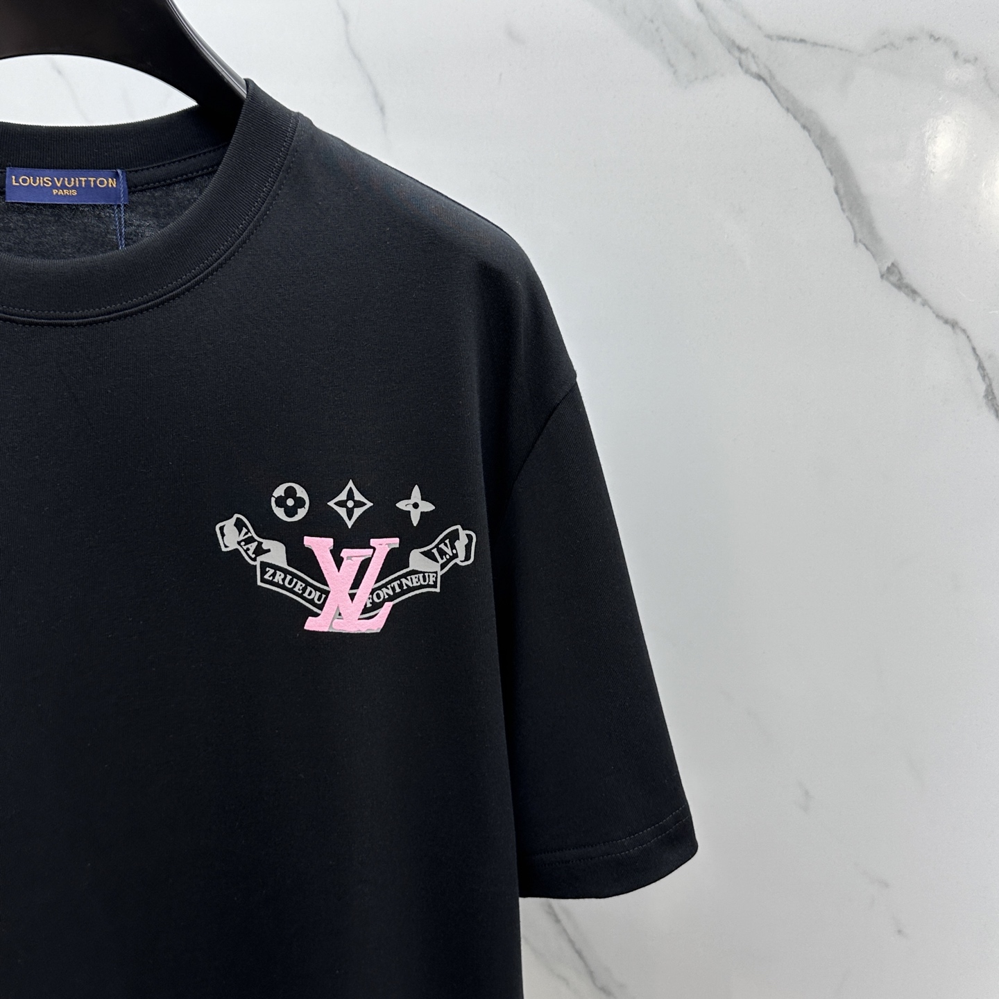  🆕1V*路易威登 2025FW春夏新品圆领微阔打底外穿T恤，立体logo提花满印，手感面糯有骨感，柔而