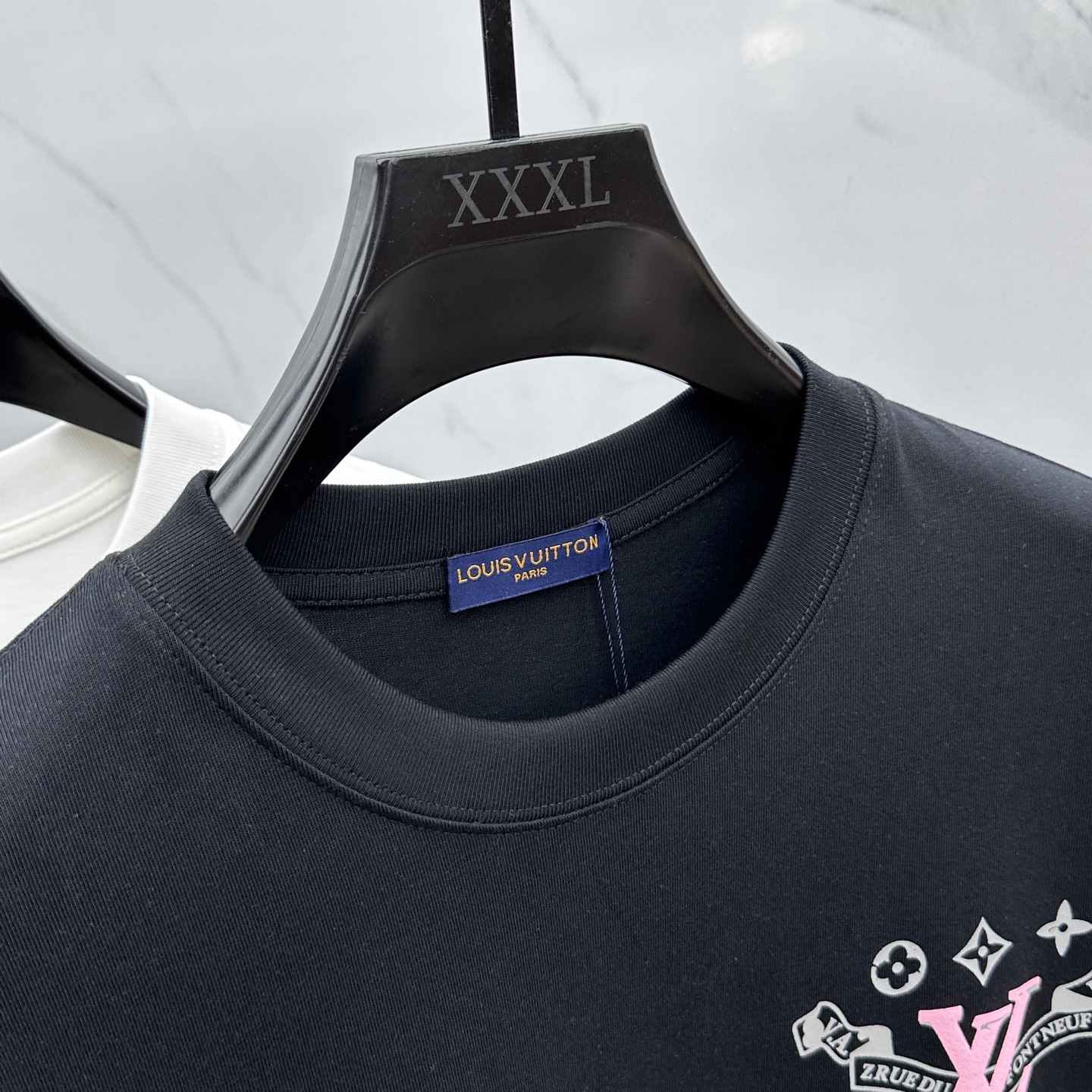  🆕1V*路易威登 2025FW春夏新品圆领微阔打底外穿T恤，立体logo提花满印，手感面糯有骨感，柔而
