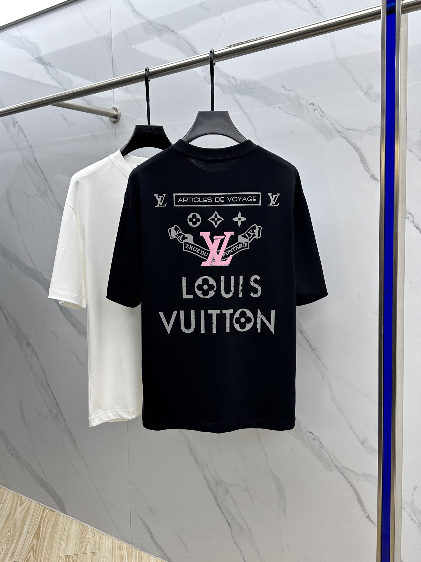  🆕1V*路易威登 2025FW春夏新品圆领微阔打底外穿T恤，立体logo提花满印，手感面糯有骨感，柔而