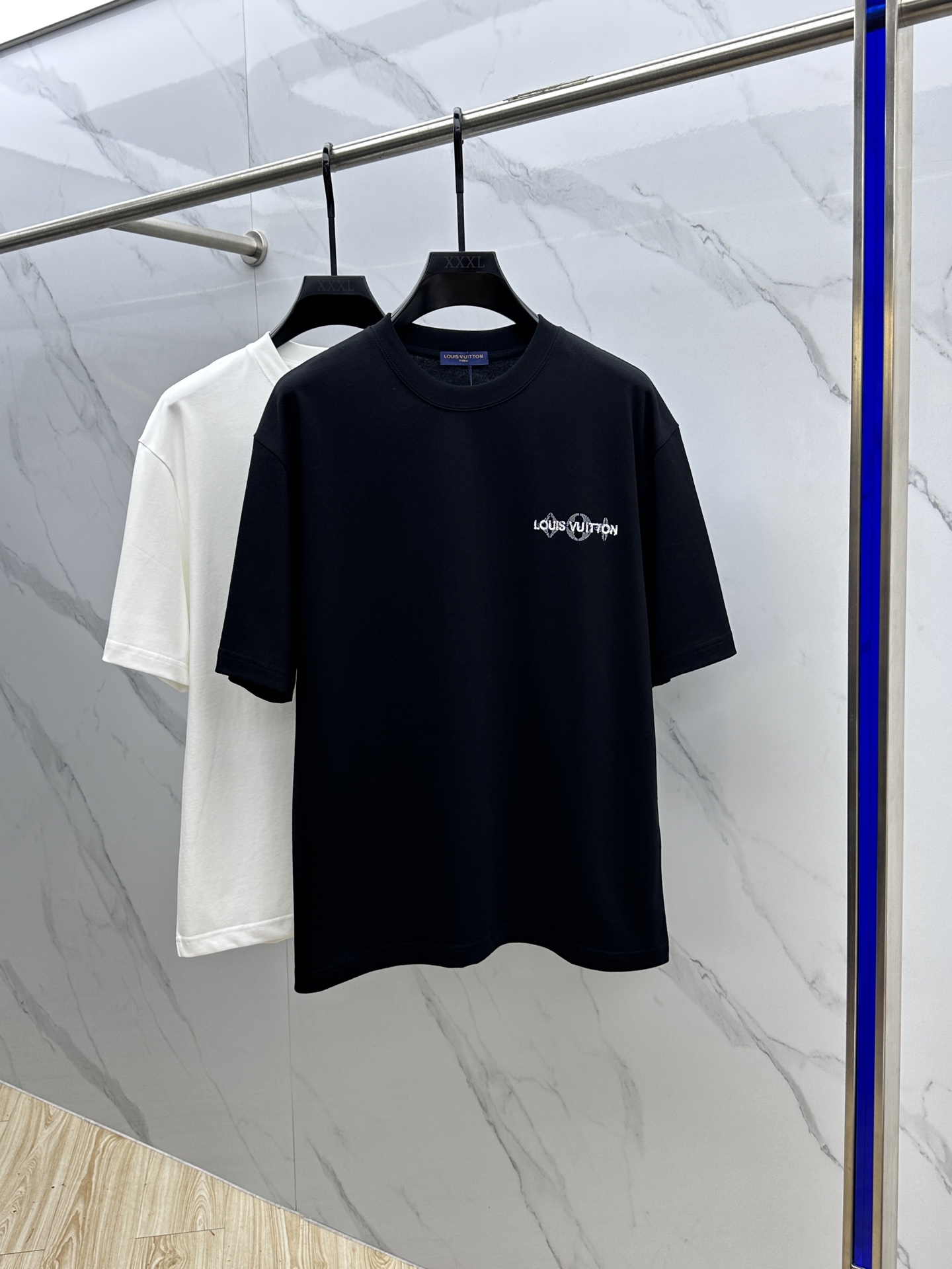 NO:155679,1V* Louis Vuitton 2025FW spring and summer new round neck slightly wide base wear T-shirt, three-dimensional logo jacquard full of print, the feel is glutinous and skinny, soft and tough. The process, toughness and wrinkle resistance have been greatly improved. The chest logo technology is very well tailored and has a high recognition. A must-have item for single wear base. The same model for men and women xh code M-XXL,,louis vuitton,tees, t-shirt, alexander wang198609091V*路易威登 2025FW春夏新品圆领微阔打底外穿T恤,立体logo提花满印,手感面糯有骨感,柔而有韧性.工艺处理,韧性和抗皱性能得到大幅度提高.胸前logo工艺,剪裁很到位,辨识度极高.单穿打底必备单品. 男女同款xh 码数M-XXL,,louis vuitton,tees，t-shirt,alexander wang,Men's clothing