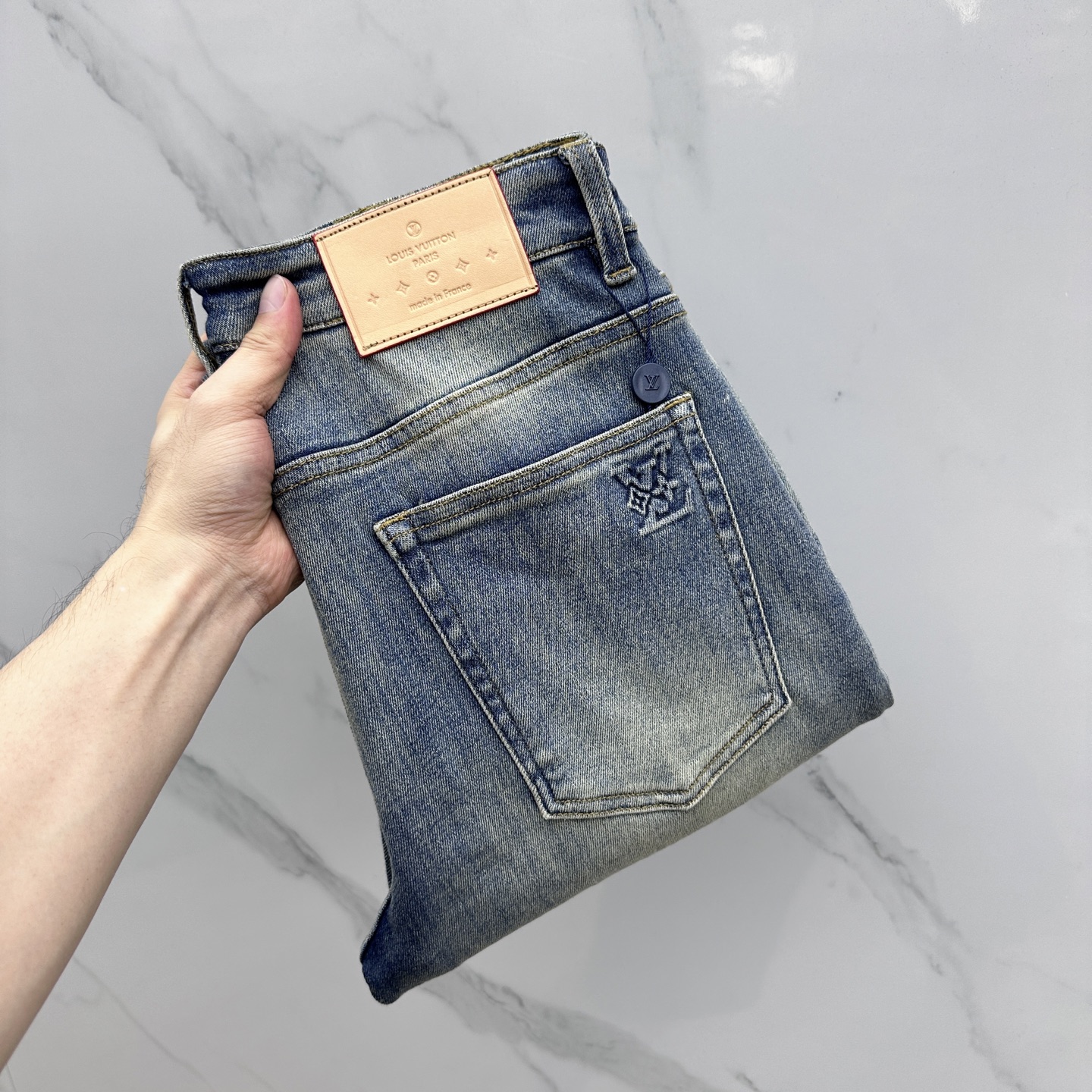 NO:419141,Louis Vuitto* Louis Vuitto High-end customization, 2025 early spring thin latest jeans available at the counter simultaneously, small straight-fitting style, imported color fixing fabric, original custom reproduction, customer-supplied hardware and auxiliary materials, original quality, heavy industry washing, fine workmanship and excellent upper body!  Preferred single product ABD original single product, number 30-38, 35 without 37, louis vuitton, louis vuitton, jeans, alexander wang19860909Louis Vuitto*路易威登 高端定制、2025早春薄款最新款牛仔裤 柜台同步发售 小直筒版型,进口固色面料 原版定制复刻 客供五金辅料 原单品质 重工洗水 做工走线精细 上身绝佳！优选单品 ABD原单出品 码数30-38有35无37,,louis vuitton,louis vuitton,jeans,alexander wang,Men's clothing