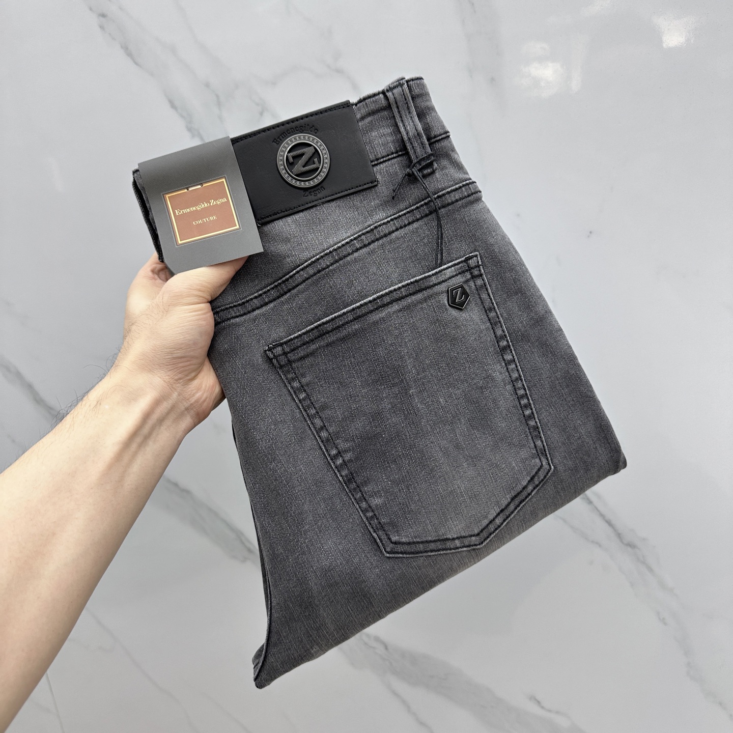 NO:419220,ZEGNA*Jenia High-end customization, 2025 early spring thin latest style jeans, available at the counter simultaneously, small straight-piece style, imported color fixing fabric, original custom reproduction, customer-supplied hardware and auxiliary materials, original quality, heavy industry washing, fine workmanship and excellent upper body!  Preferred single product ABD original single product with 30-38 numbers 35 without 37, zegna, jeans, alexander wang19860909ZEGNA*杰尼亚 高端定制、2025早春薄款最新款牛仔裤 柜台同步发售 小直筒版型,进口固色面料 原版定制复刻 客供五金辅料 原单品质 重工洗水 做工走线精细 上身绝佳！优选单品 ABD原单出品 码数30-38有35无37,,zegna,jeans,alexander wang,Men's clothing