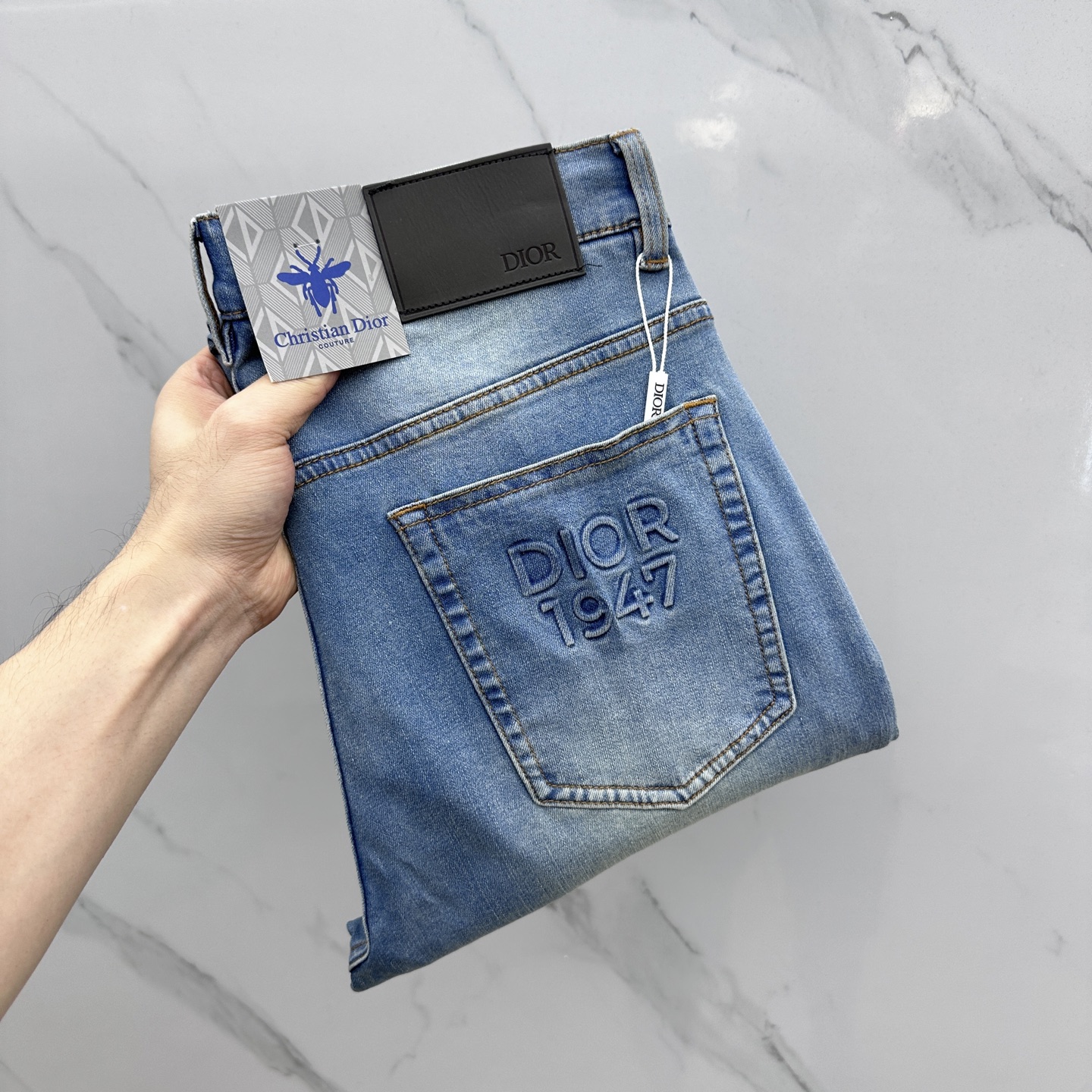 NO:419140,Dior*Dior High-end customization, 2025 early spring thin latest jeans, available at the counter simultaneously, small straight-piece style, imported color fixing fabric, original custom reproduction, customer-supplied hardware and auxiliary materials, original quality, heavy industry washing, fine workmanship and excellent upper body!  Preferred single product ABD original single product, number 30-38, 35 without 37,,dior,dior,jeans,alexander wang19860909Dior*迪奥 高端定制、2025早春薄款最新款牛仔裤 柜台同步发售 小直筒版型,进口固色面料 原版定制复刻 客供五金辅料 原单品质 重工洗水 做工走线精细 上身绝佳！优选单品 ABD原单出品 码数30-38有35无37,,dior,dior,jeans,alexander wang,Men's clothing