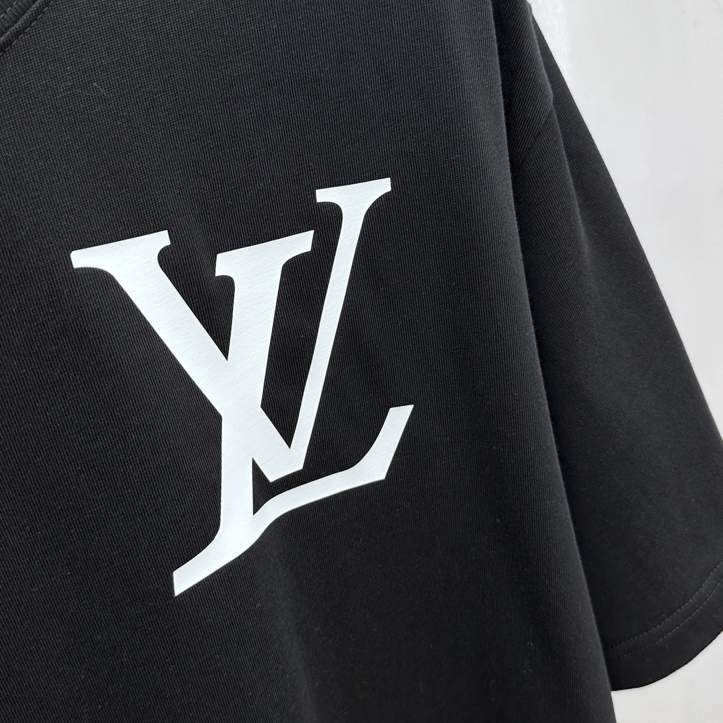  🆕Louis Vuitto*路易威登 2025FW春夏新品圆领打底外穿T恤，立体感logo微廓形半袖纯