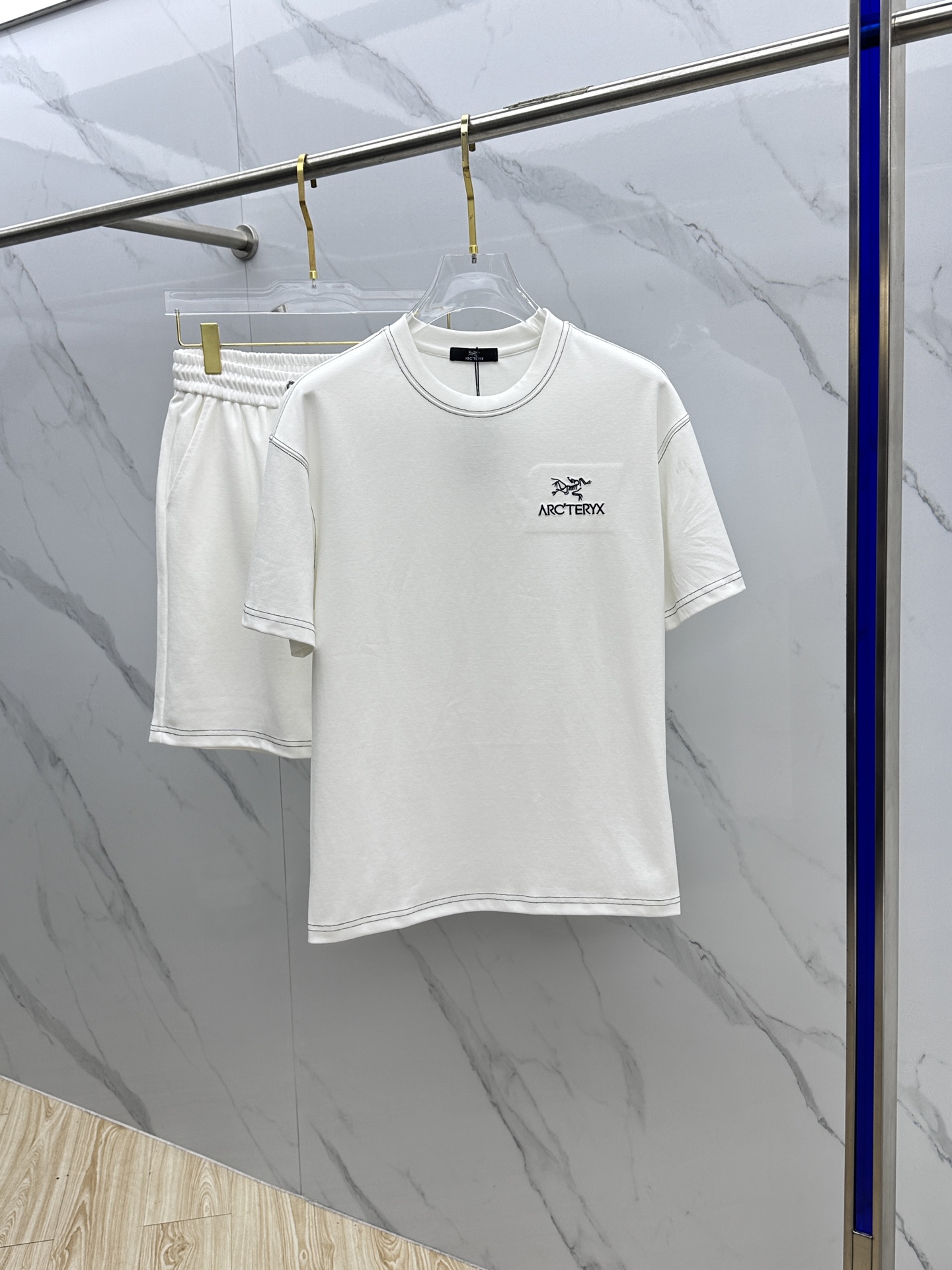 🆕ARC*始祖鸟 春夏套装版型m-xxxl
最新最顶级平纹黑色贴标...