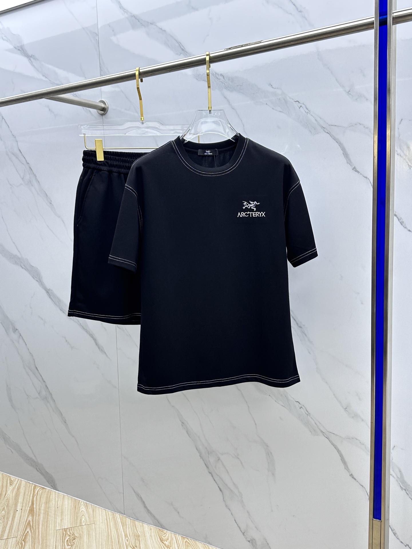 🆕ARC*始祖鸟 春夏套装版型m-xxxl
最新最顶级平纹黑色贴标...