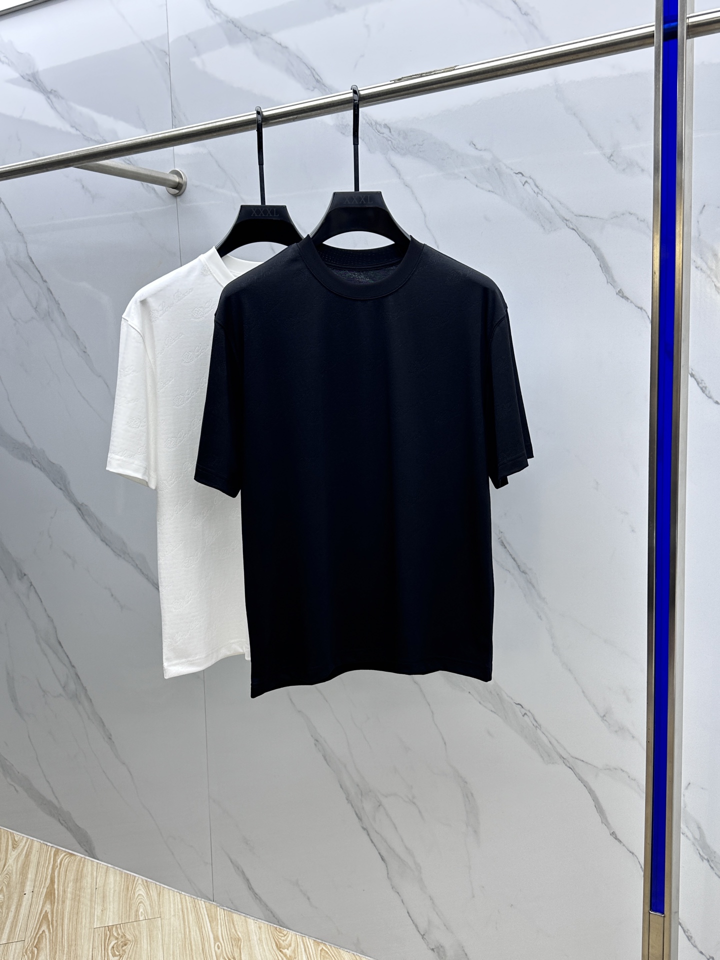 NO:487091,LP Spring and Summer New First-Open Counter Latest Short-sleeved Round Neck T-shirt High-end Customized Design Avant-garde and Fashionable!  Brand logo jacquard craft design, high-end customized mercerated long cotton fabric, soft feel, comfortable to wear, exquisite counter-level car line, fine workmanship, invincible and handsome upper body effect!  A must-have item for handsome men!  Xh original single production code number M-3XL, loro piana, T-shirt,tees, t-shirt,alexander wang19860909LP 春夏新款首发专柜最新款短袖圆领T恤 高端订制 设计前卫时尚！品牌logo提花工艺设计 高端定制丝光长绒棉面料.手感柔软.穿着舒适.专柜级别精致车线.做工精细.上身效果无敌帅气！型男必备单品！ Xh原单出品 码数M-3XL,,loro piana,T-shirt,tees，t-shirt,alexander wang,Men's clothing