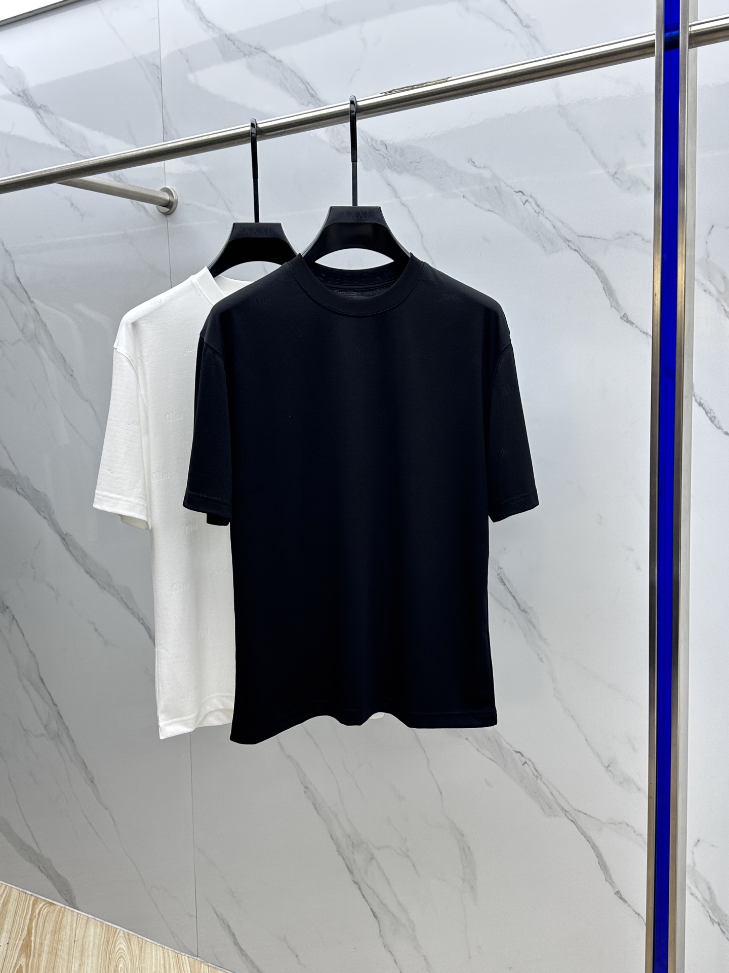 NO:487084,Miu Miu*Mu Miu The latest short-sleeved round-neck T-shirt in the 2025 spring and summer new style first-time counter, high-end customization, avant-garde and fashionable design!  Brand logo jacquard craft design, high-end customized mercerated long cotton fabric, soft feel, comfortable to wear, exquisite counter-level car line, fine workmanship, invincible and handsome upper body effect!  A must-have item for handsome men!  Xh original single production code number M-3XL, miumiu, T-shirt,tees, t-shirt,alexander wang19860909Miu Miu*缪缪 2025春夏新款首发专柜最新款短袖圆领T恤 高端订制 设计前卫时尚！品牌logo提花工艺设计 高端定制丝光长绒棉面料.手感柔软.穿着舒适.专柜级别精致车线.做工精细.上身效果无敌帅气！型男必备单品！ Xh原单出品 码数M-3XL,,miumiu,T-shirt,tees，t-shirt,alexander wang,Men's clothing