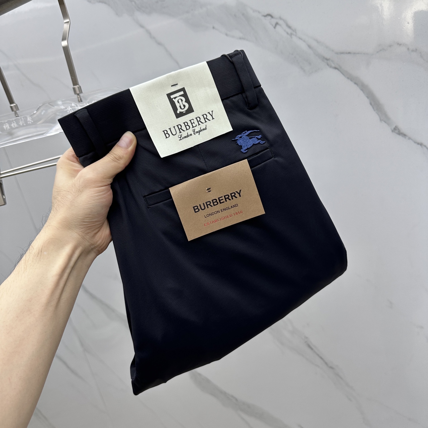 NO:159786,Burberry* Burberry's new spring and summer 2025 casual trousers and trousers are released simultaneously on the official website, trouser body craft design, imported customer-supplied auxiliary materials, fabric customization, and OEM products are free of inspection!  Every detail is the ultimate, the original hardware accessories are trendy and stylish, and they are a must-have item for trendy people!  Original AX production!  30-40, there are 35 or no 37. 39, burberry, burberry, alexander wang19860909Burberry*巴宝莉 2025春夏新品休闲裤西裤,官网同步发售,裤身工艺设计,进口客供辅料、面料定制,代工厂出品免检！每个细节做到极致,原版五金配件,潮范十足、上身有型帅气,潮人必备单品！ AX原单出品！ 码数30-40有35无37. 39,,burberry,burberry,alexander wang,Men's clothing