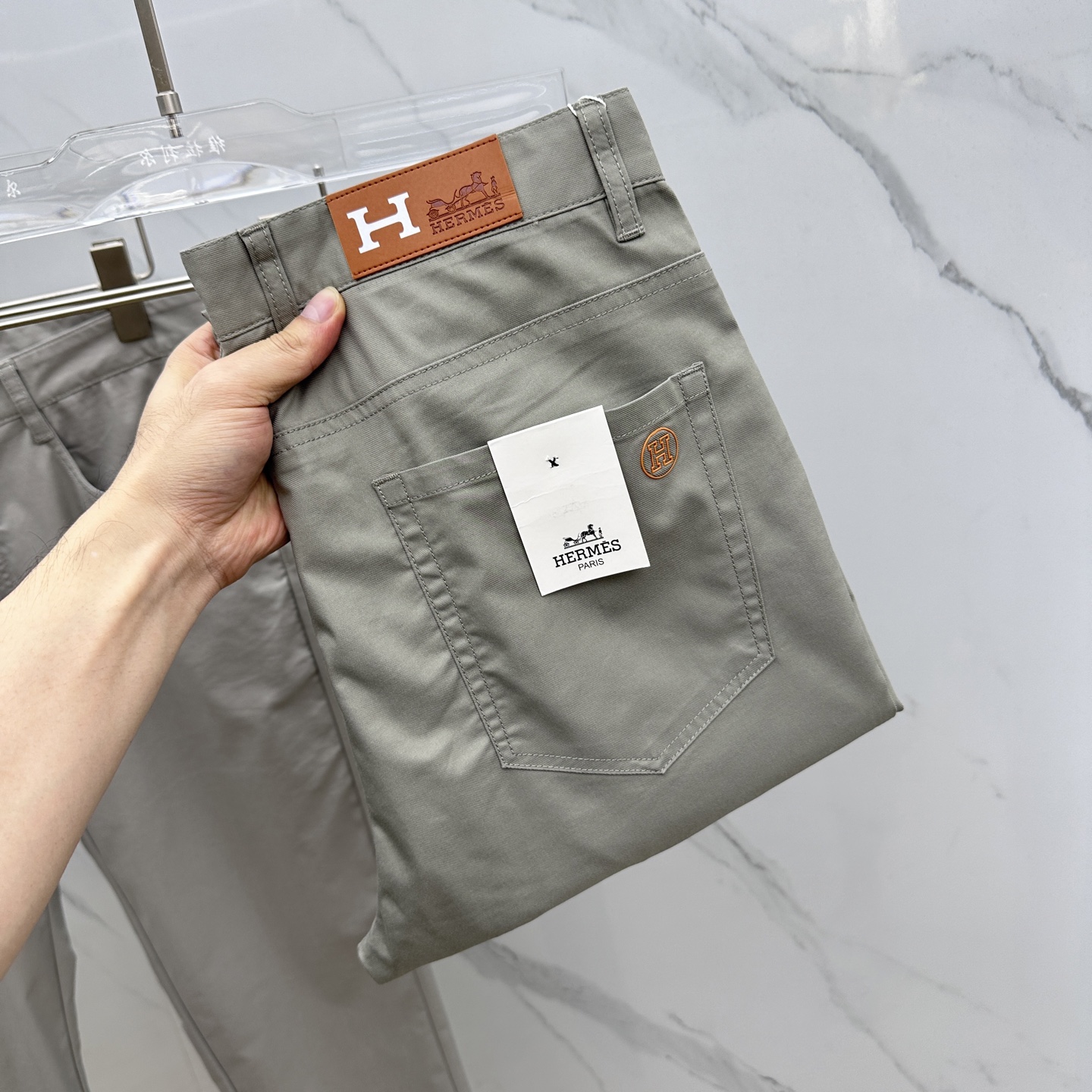 “2025 Hermes Emass Recreational Pants: Fashionable Design with High-Quality Hardware Details” - 图片 1