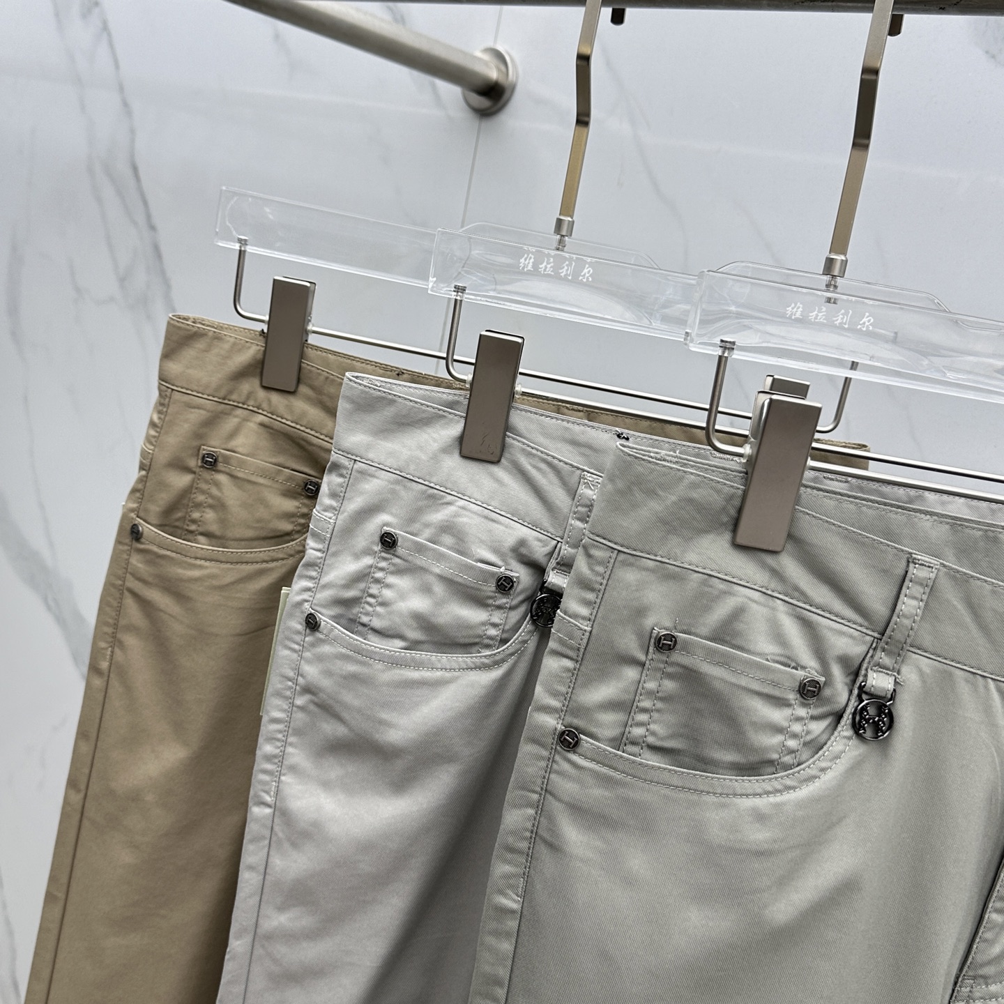 “2025 Hermes Emass Recreational Pants: Fashionable Design with High-Quality Hardware Details” - 图片 4