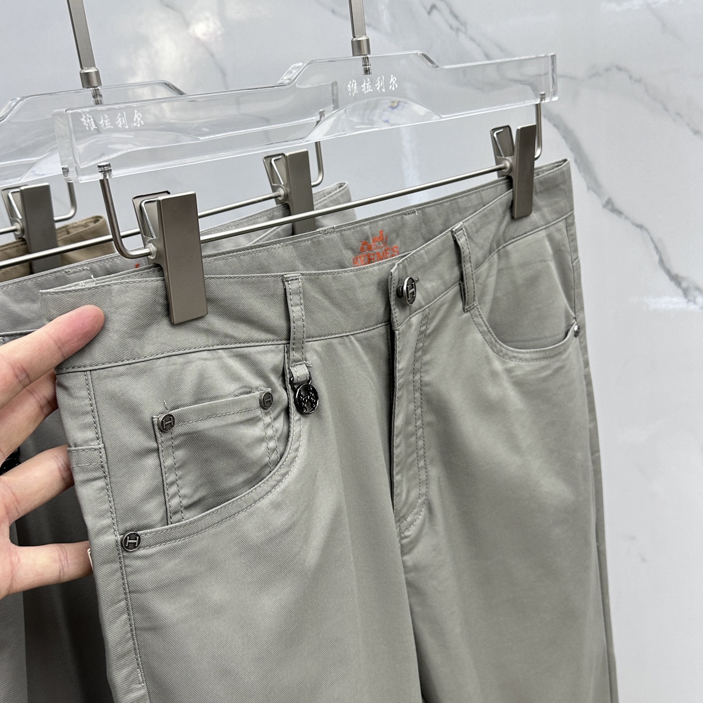 “2025 Hermes Emass Recreational Pants: Fashionable Design with High-Quality Hardware Details” - 图片 5