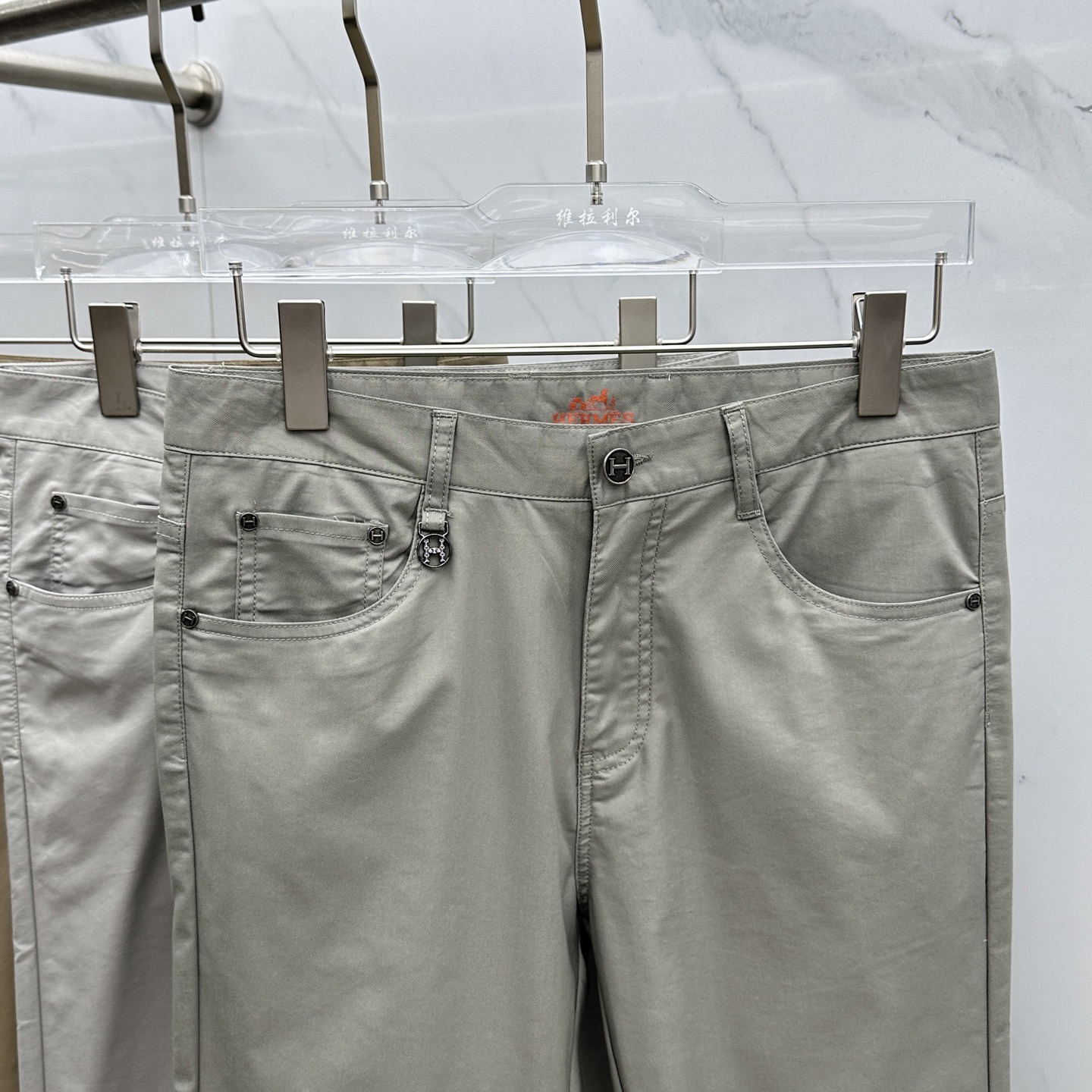 “2025 Hermes Emass Recreational Pants: Fashionable Design with High-Quality Hardware Details” - 图片 3