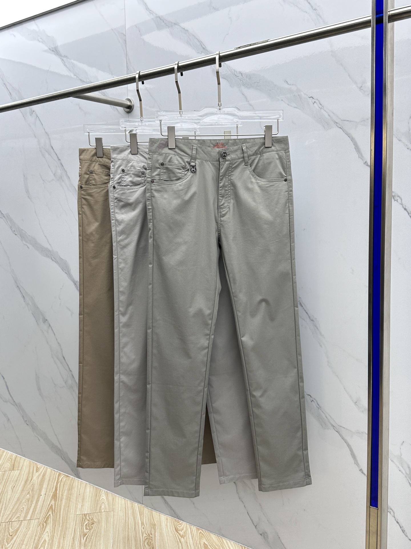 “2025 Hermes Emass Recreational Pants: Fashionable Design with High-Quality Hardware Details” - 图片 2