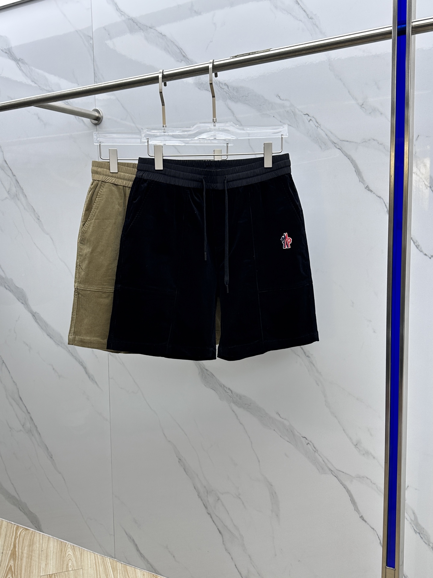 NO:159790,Moncler* hooded 2025 hot spot, pit strip washing corduroy patch flat waist casual shorts, imported fabric, plastered and dyed, with fine texture. The upper body effect is good, of course, the cost is relatively higher, after all, the materials used for the fabric are different, - combine texture with practical wear, the cloth surface is soft and the feel is very smooth, which has become the favorite choice for everyone. SE code M-3XL, christian louboutin, Moncler, shorts, alexander wang19860909Moncler*蒙口 2025爆款现货 坑条洗水灯芯绒贴布平腰休闲短裤 采用进口面料,订染色,纹路细腻.上身效果佳 当然成本相对来说也比较高一些,毕竟面料所选用的材质是不一样,-将质感与实穿结合 布面光泽柔和,手感也非常细滑,成为众人最爱的选择 se码数M-3XL,,christian louboutin,Moncler,shorts,alexander wang,Men's clothing