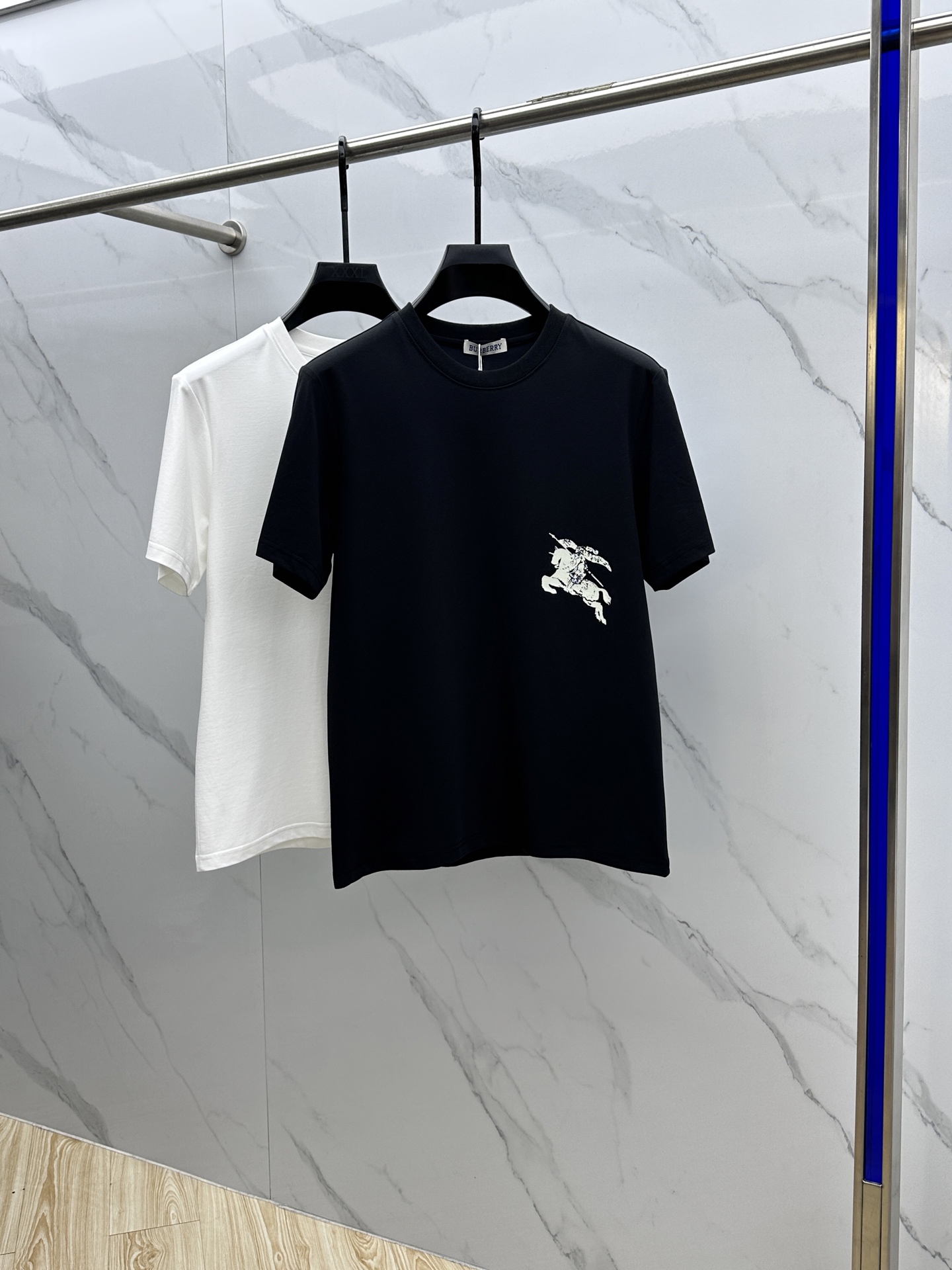 NO:159793,Burberry* Burberry 2025 spring and summer new product launches fashionable classic round neck short-sleeved fashion item design, more fashionable and comfortable, high-standard customization, very stylish upper body, chest brand logo Customer-supplied auxiliary materials, customer-supplied imported high-end fabrics with very delicate texture, exquisite details and exquisite craftsmanship, extremely shaping item, can be matched with any fashion, super good style Produced by A20 Number M-3XL,,burberry,burberry,T-shirt,alexander wang19860909Burberry*巴宝莉 2025春夏新品上市时尚经典圆领短袖时尚单品设计,更加时尚舒适,高标准定制,上身非常有型,胸前品牌logo 客供辅料,客供进口高档面料质感非常细腻,细节工艺精湛考究,塑造性极高的一款单品,任何时装都可以搭配,版型超级好 A20出品 码数M-3XL,,burberry,burberry,T-shirt,alexander wang,Men's clothing