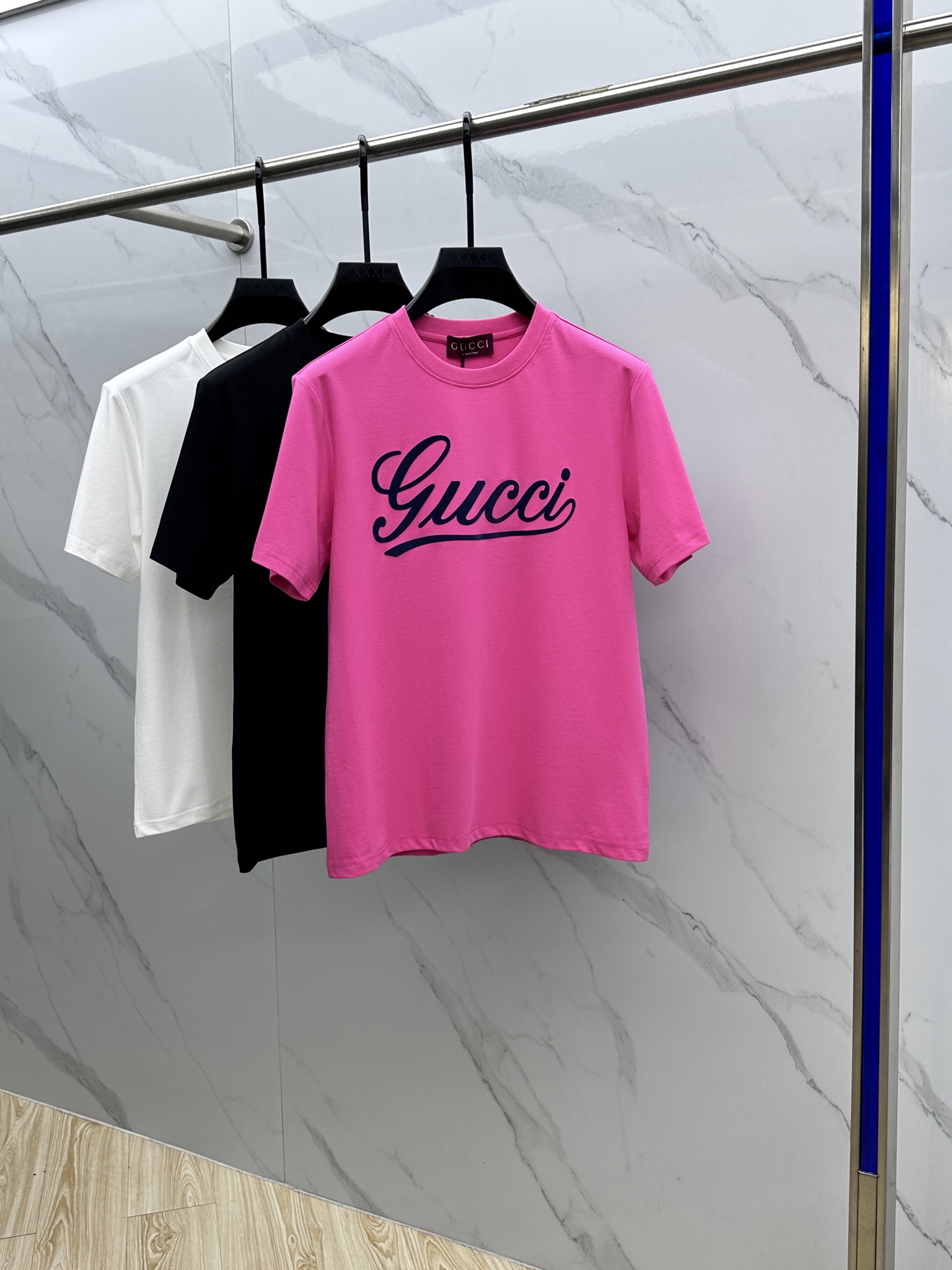 NO:159796,Gucci*Gucci 2025 spring and summer new product is launched in the market for fashionable classic round neck short-sleeved fashion item design, more fashionable and comfortable, high-standard customization, very stylish upper body, chest brand logo Customer-supplied auxiliary materials, customer-supplied imported high-end fabrics with very delicate texture, exquisite details and exquisite craftsmanship, extremely shaping item, can be matched with any fashion, super good style Produced by A20 Code M-3XL,,gucci,gucci,T-shirt,alexander wang19860909Gucci*古驰 2025春夏新品上市时尚经典圆领短袖时尚单品设计,更加时尚舒适,高标准定制,上身非常有型,胸前品牌logo 客供辅料,客供进口高档面料质感非常细腻,细节工艺精湛考究,塑造性极高的一款单品,任何时装都可以搭配,版型超级好 A20出品 码数M-3XL,,gucci,gucci,T-shirt,alexander wang,Men's clothing