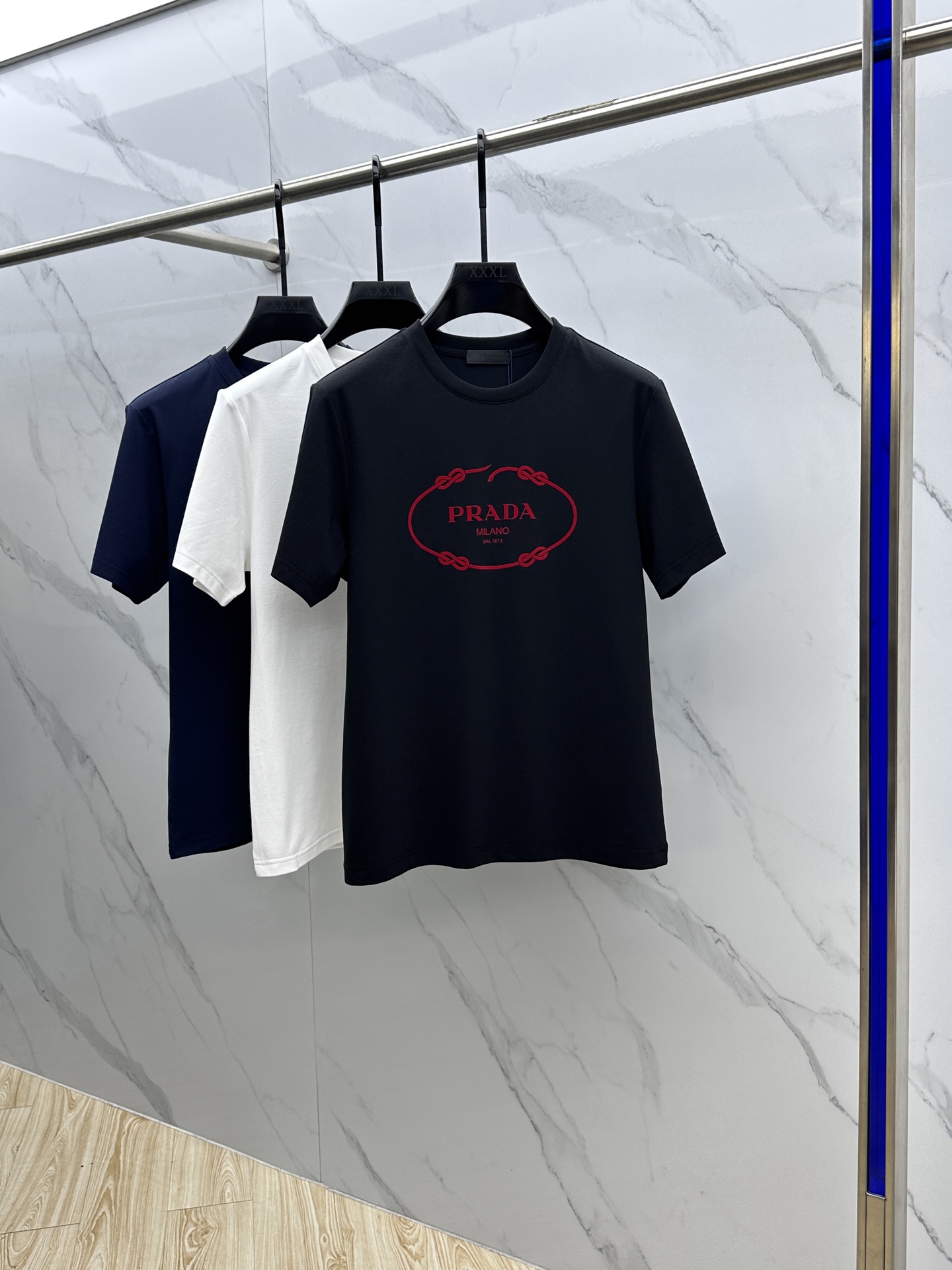 NO:159799,Prada*Prada 2025 spring and summer new product is launched in the market for fashionable classic round neck short-sleeved fashion item design, more fashionable and comfortable, high-standard customization, very stylish upper body, chest brand logo Customer-supplied auxiliary materials, customer-supplied imported high-end fabrics with very delicate texture, exquisite details and exquisite craftsmanship, extremely shaping item, can be matched with any fashion, super good style Produced by A20 Code M-3XL,,prada,prada,T-shirt,alexander wang19860909Prada*普拉达 2025春夏新品上市时尚经典圆领短袖时尚单品设计,更加时尚舒适,高标准定制,上身非常有型,胸前品牌logo 客供辅料,客供进口高档面料质感非常细腻,细节工艺精湛考究,塑造性极高的一款单品,任何时装都可以搭配,版型超级好 A20出品 码数M-3XL,,prada,prada,T-shirt,alexander wang,Men's clothing