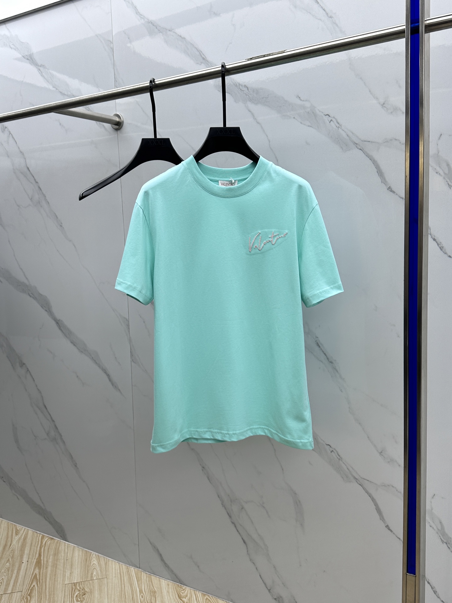 NO:159802,VLTN* Valentino 2025 spring and summer new first-time counter latest short-sleeved round-neck T-shirt, high-end customization, avant-garde and fashionable design!  Brand logo heavy craftsmanship design, high-end customized long-length cotton fabric, soft feel, comfortable to wear, exquisite counter-level car line, fine workmanship, invincible and handsome upper body effect!  A must-have item for handsome men!  Hei original single production code number M-3XL, valentino, T-shirt,tees, t-shirt,alexander wang19860909VLTN*华伦天奴 2025春夏新款首发专柜最新款短袖圆领T恤 高端订制 设计前卫时尚！品牌logo重工艺设计 高端定制长绒棉面料.手感柔软.穿着舒适.专柜级别精致车线.做工精细.上身效果无敌帅气！型男必备单品！ hei原单出品 码数M-3XL,,valentino,T-shirt,tees，t-shirt,alexander wang,Men's clothing