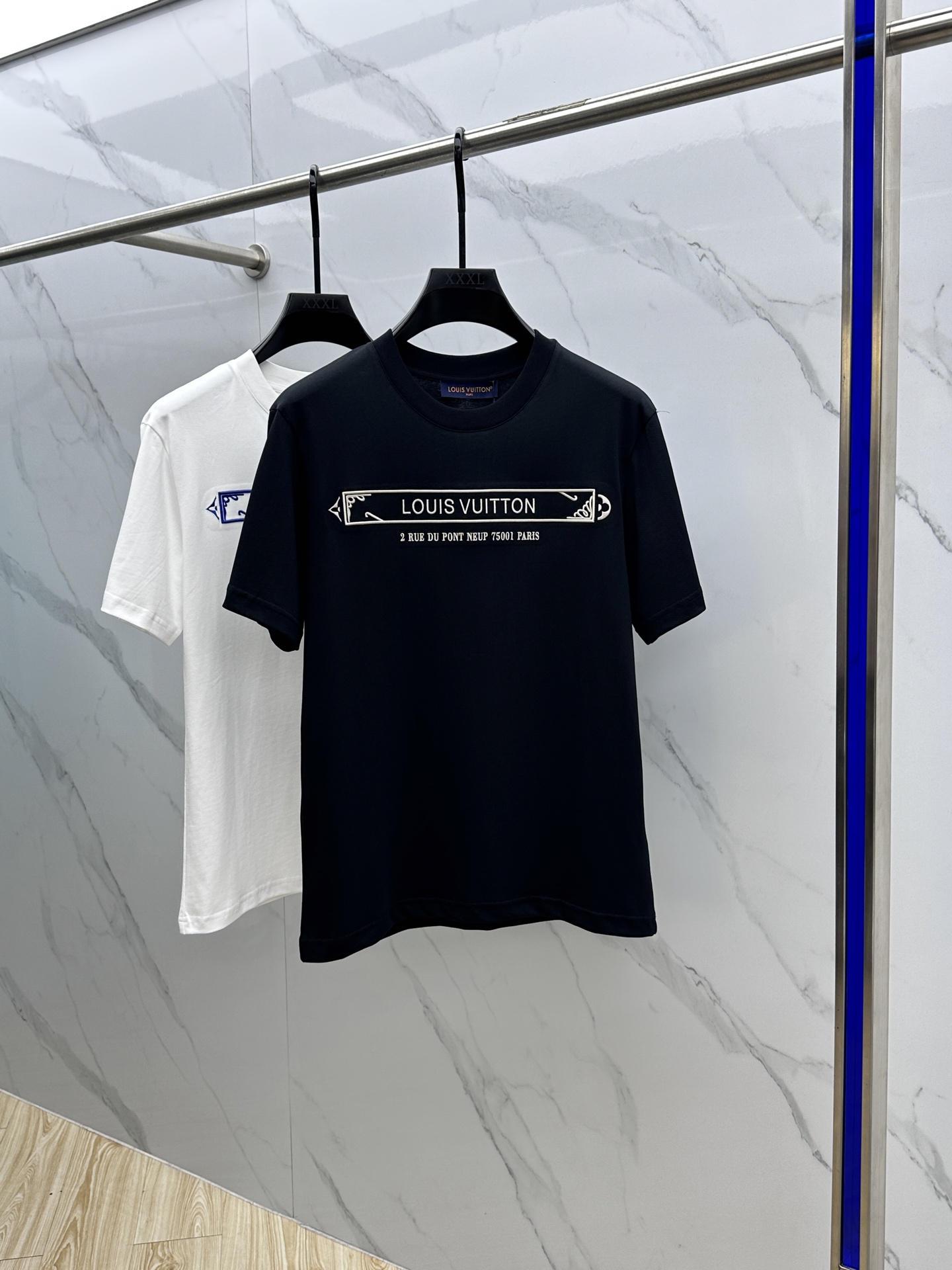 NO:159805,lv* Louis Vuitton 2025 spring and summer new first-time counter latest short-sleeved round-neck T-shirt, high-end customization, avant-garde and fashionable design!  Brand logo heavy craftsmanship design, high-end customized long-length cotton fabric, soft feel, comfortable to wear, exquisite counter-level car line, fine workmanship, invincible and handsome upper body effect!  Popular items!  Hei original single production code number M-3XL, louis vuitton,louis vuitton,t-shirt,tees,t-shirt,alexander wang19860909lv*路易威登 2025春夏新款首发专柜最新款短袖圆领T恤 高端订制 设计前卫时尚！品牌logo重工艺设计 高端定制长绒棉面料.手感柔软.穿着舒适.专柜级别精致车线.做工精细.上身效果无敌帅气！流行单品！ hei原单出品 码数M-3XL,,louis vuitton,louis vuitton,T-shirt,tees，t-shirt,alexander wang,Men's clothing