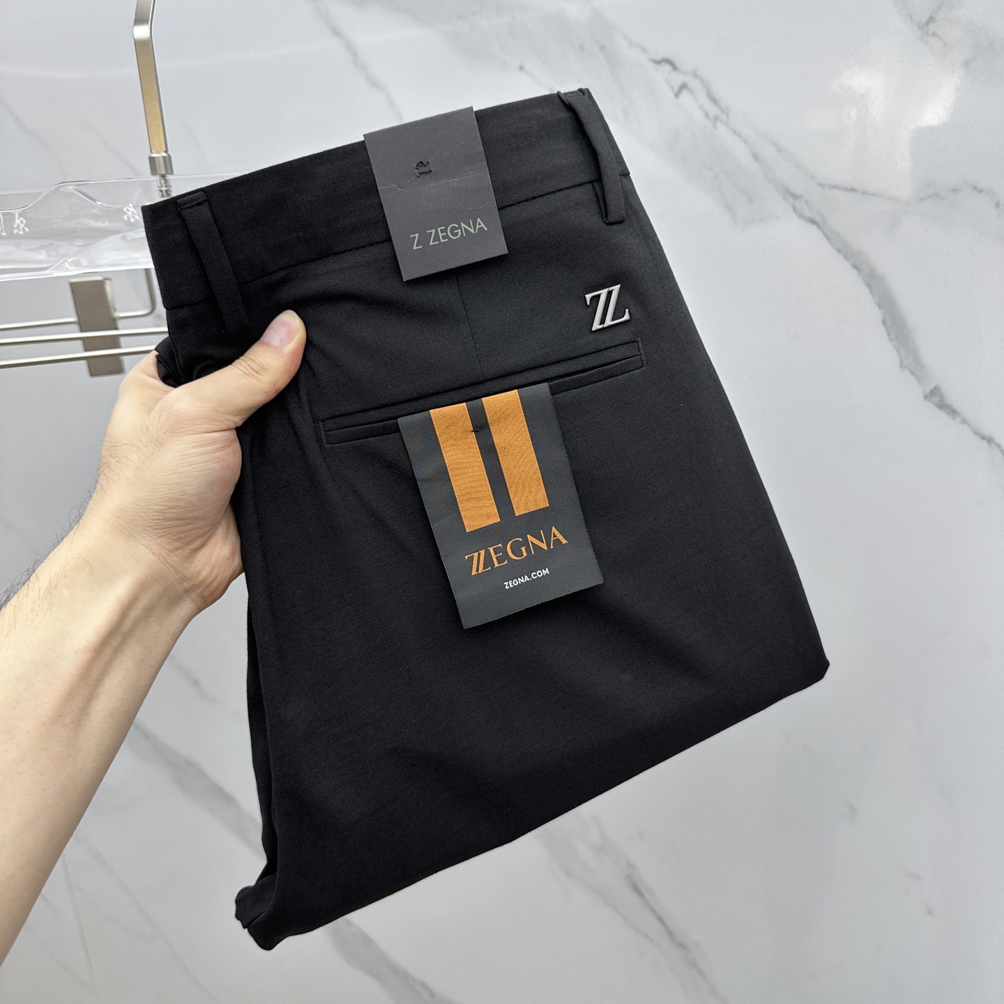 NO:428394,ZEGNA*ZZJINA 2025 spring and summer new casual trousers, simultaneously released on the official website, trouser body craft design, imported customer-supplied auxiliary materials, fabric customization, and OEM products are free of inspection!  Every detail is the ultimate, the original hardware accessories are trendy and stylish, and they are a must-have item for trendy people!  Original AX production!  Number of codes 30-40 has 35 no 37. 39, zegna,alexander wang19860909ZEGNA*ZZ杰尼亚 2025春夏新品休闲裤西裤,官网同步发售,裤身工艺设计,进口客供辅料、面料定制,代工厂出品免检！每个细节做到极致,原版五金配件,潮范十足、上身有型帅气,潮人必备单品！ AX原单出品！ 码数30-40有35无37. 39,,zegna,alexander wang,Men's clothing