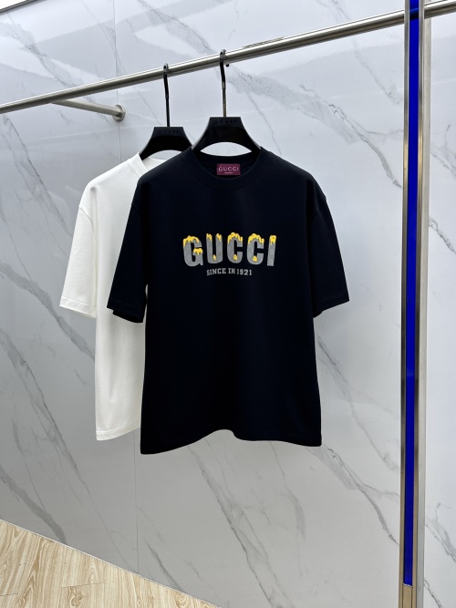 Gucci T-shirt met Ronde Hals en Logo Print - Comfortabel en Stijlvol 1 Gucci T-shirt met Ronde Hals en Logo Print - Comfortabel en Stijlvol