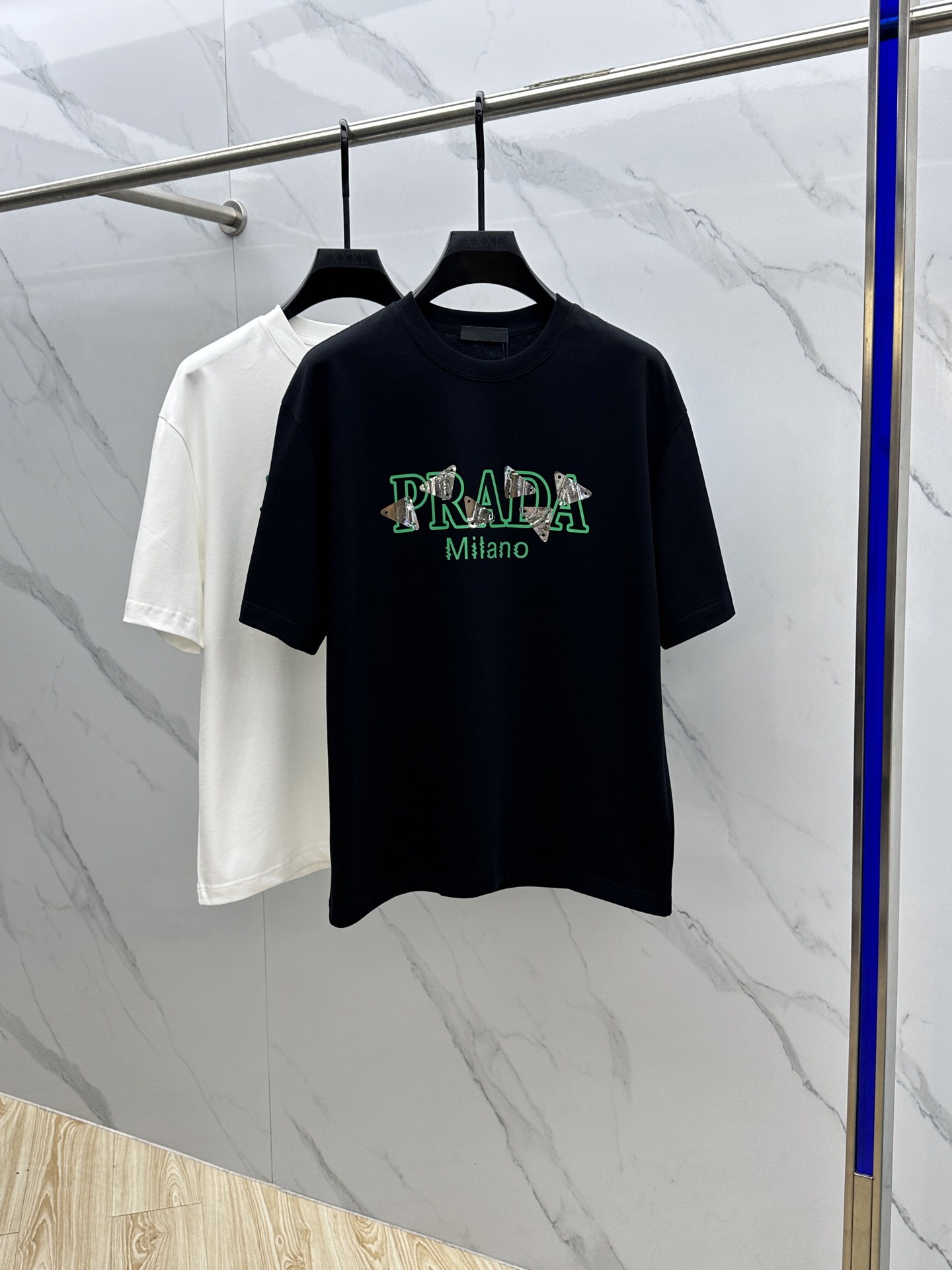 NO:426101,Prada*Prada FW spring and summer new round neck slightly wide base-fitting T-shirt, three-dimensional logo craftsmanship, soft and tough. Processing, toughness and wrinkle resistance have been greatly improved. The tailoring is very good and the recognition is very high. A must-have item for single-wear base. The same model for men and women xh codes M-XXL,,prada,prada,tees,t-shirt,alexander wang19860909Prada*普拉达 FW春夏新品圆领微阔打底外穿T恤,立体logo工艺,手感面糯有骨感,柔而有韧性.工艺处理,韧性和抗皱性能得到大幅度提高.剪裁很到位,辨识度极高.单穿打底必备单品. 男女同款xh 码数M-XXL,,prada,prada,tees，t-shirt,alexander wang,Men's clothing